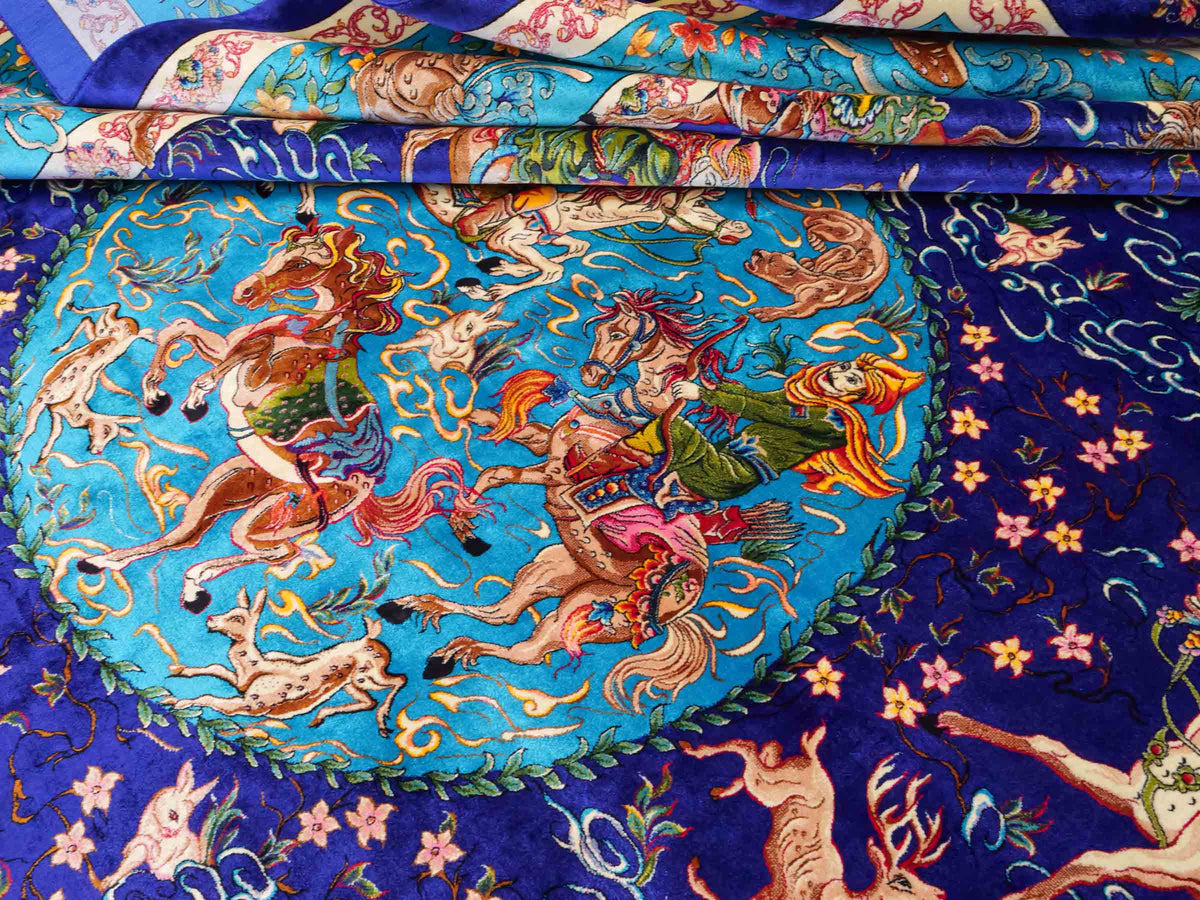 Ghom Maschinenteppich "Mahan" 300 x 200 cm, mit Jagdmotiv-Medaillon, aus pflanzlicher Seide (Viskose), Blau/Hellblau. Teppichnummer: V60DB600H. Persian Luxury Collection by Khademi. Made in Iran / Persia – Vertrieb durch JUPITER Intl.