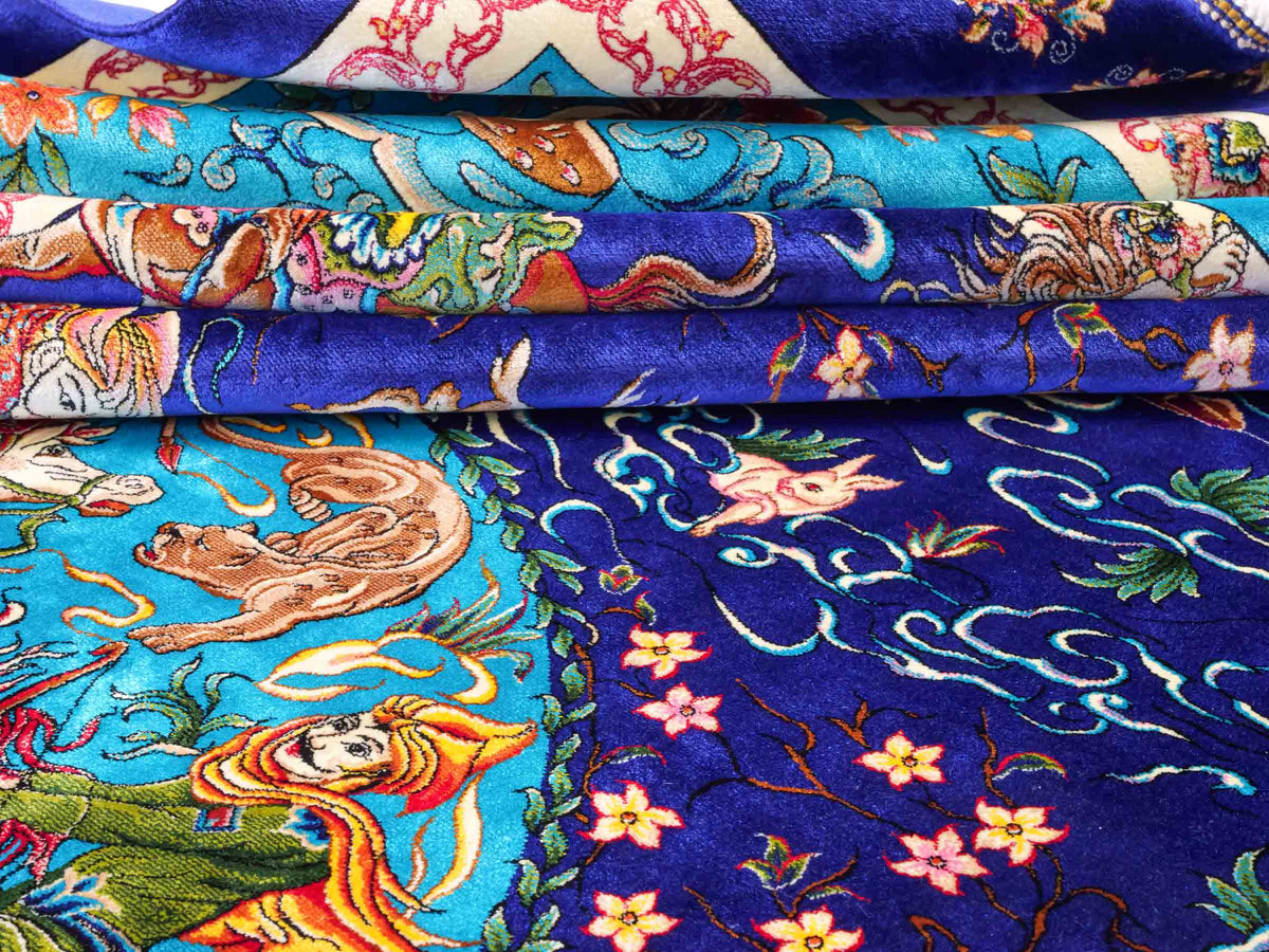 Ghom Maschinenteppich "Mahan" 300 x 200 cm, mit Jagdmotiv-Medaillon, aus pflanzlicher Seide (Viskose), Blau/Hellblau. Teppichnummer: V60DB600H. Persian Luxury Collection by Khademi. Made in Iran / Persia – Vertrieb durch JUPITER Intl.