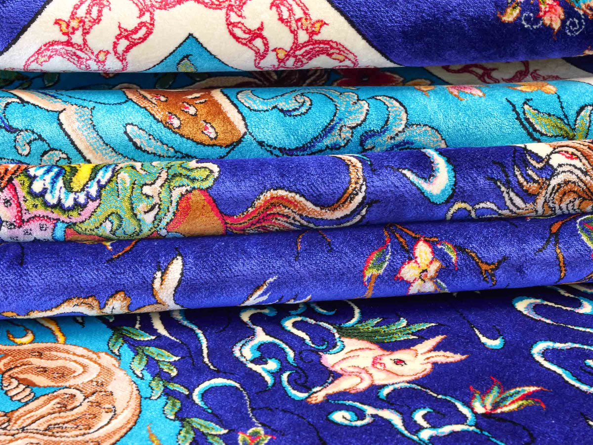 Ghom Maschinenteppich "Mahan" 300 x 200 cm, mit Jagdmotiv-Medaillon, aus pflanzlicher Seide (Viskose), Blau/Hellblau. Teppichnummer: V60DB600H. Persian Luxury Collection by Khademi. Made in Iran / Persia – Vertrieb durch JUPITER Intl.