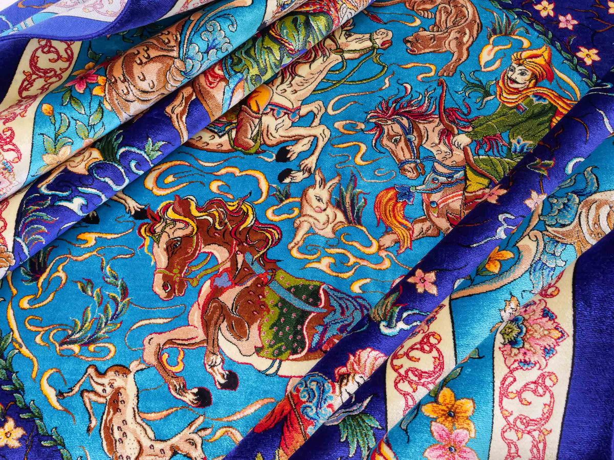 Ghom Maschinenteppich "Mahan" 300 x 200 cm, mit Jagdmotiv-Medaillon, aus pflanzlicher Seide (Viskose), Blau/Hellblau. Teppichnummer: V60DB600H. Persian Luxury Collection by Khademi. Made in Iran / Persia – Vertrieb durch JUPITER Intl.