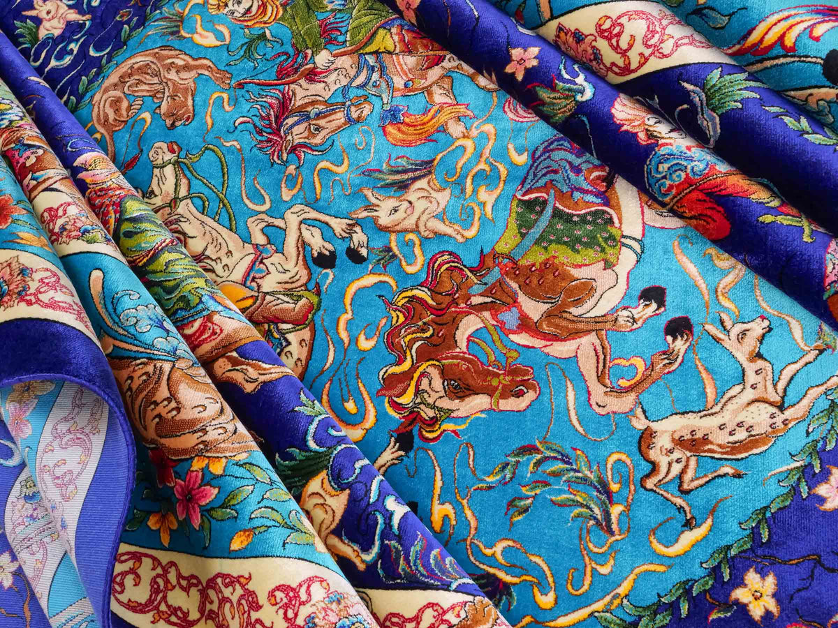 Ghom Maschinenteppich "Mahan" 300 x 200 cm, mit Jagdmotiv-Medaillon, aus pflanzlicher Seide (Viskose), Blau/Hellblau. Teppichnummer: V60DB600H. Persian Luxury Collection by Khademi. Made in Iran / Persia – Vertrieb durch JUPITER Intl.