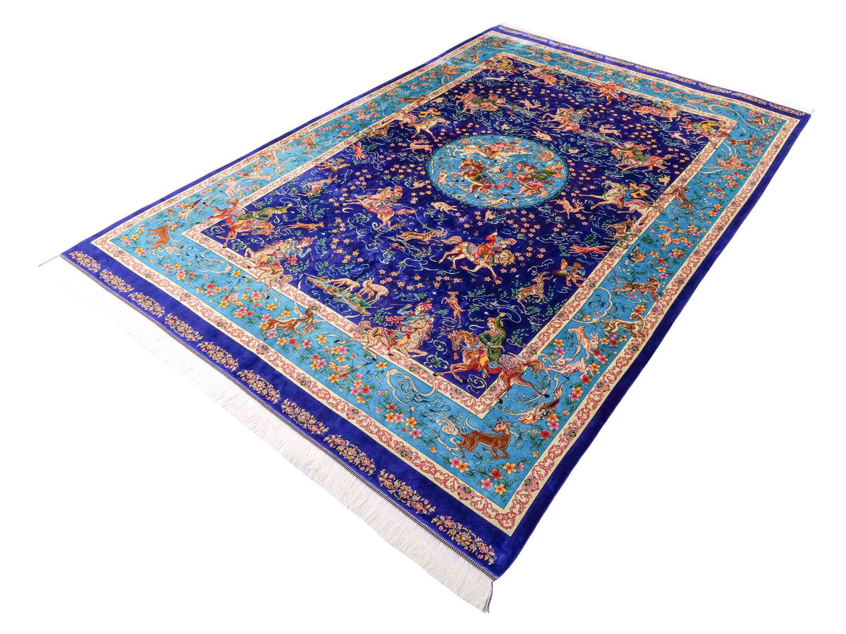 Ghom Maschinenteppich "Mahan" 300 x 200 cm, mit Jagdmotiv-Medaillon, aus pflanzlicher Seide (Viskose), Blau/Hellblau. Teppichnummer: V60DB600H. Persian Luxury Collection by Khademi. Made in Iran / Persia – Vertrieb durch JUPITER Intl.