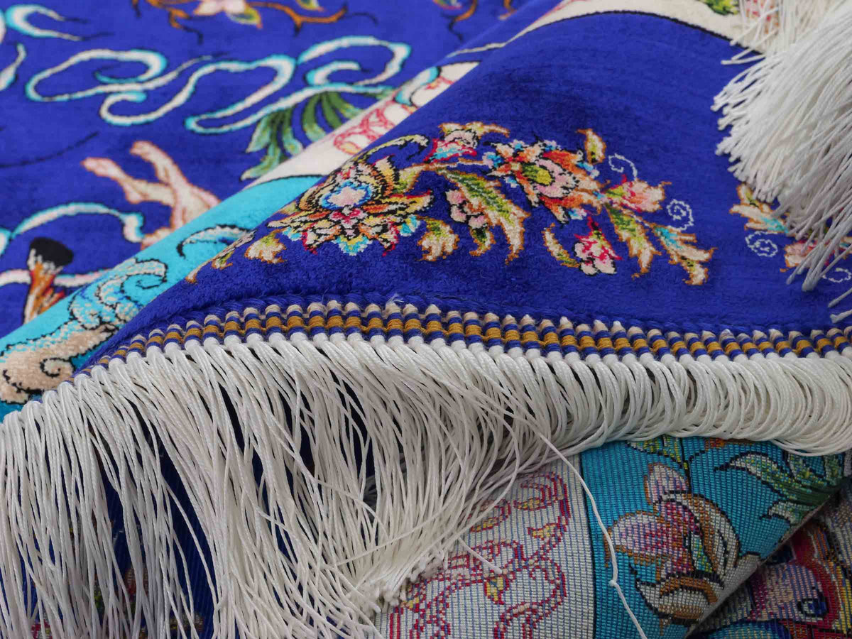 Ghom Maschinenteppich "Mahan" 300 x 200 cm, mit Jagdmotiv-Medaillon, aus pflanzlicher Seide (Viskose), Blau/Hellblau. Teppichnummer: V60DB600H. Persian Luxury Collection by Khademi. Made in Iran / Persia – Vertrieb durch JUPITER Intl.