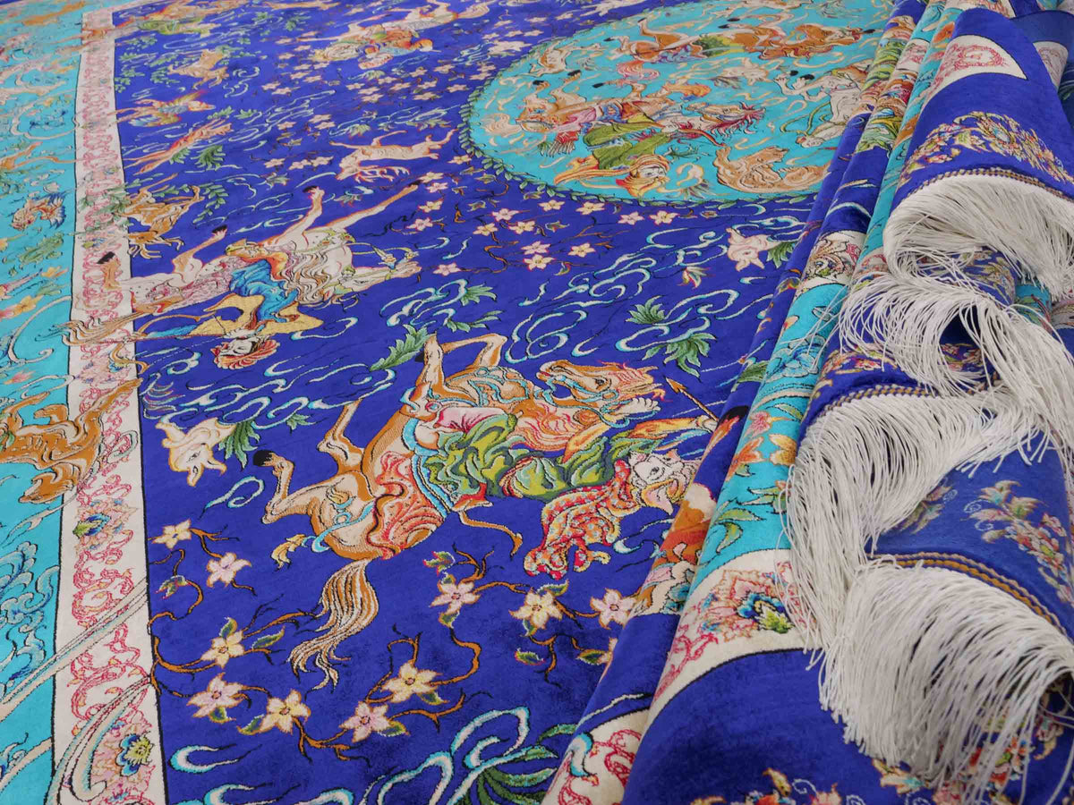 Ghom Maschinenteppich "Mahan" 300 x 200 cm, mit Jagdmotiv-Medaillon, aus pflanzlicher Seide (Viskose), Blau/Hellblau. Teppichnummer: V60DB600H. Persian Luxury Collection by Khademi. Made in Iran / Persia – Vertrieb durch JUPITER Intl.