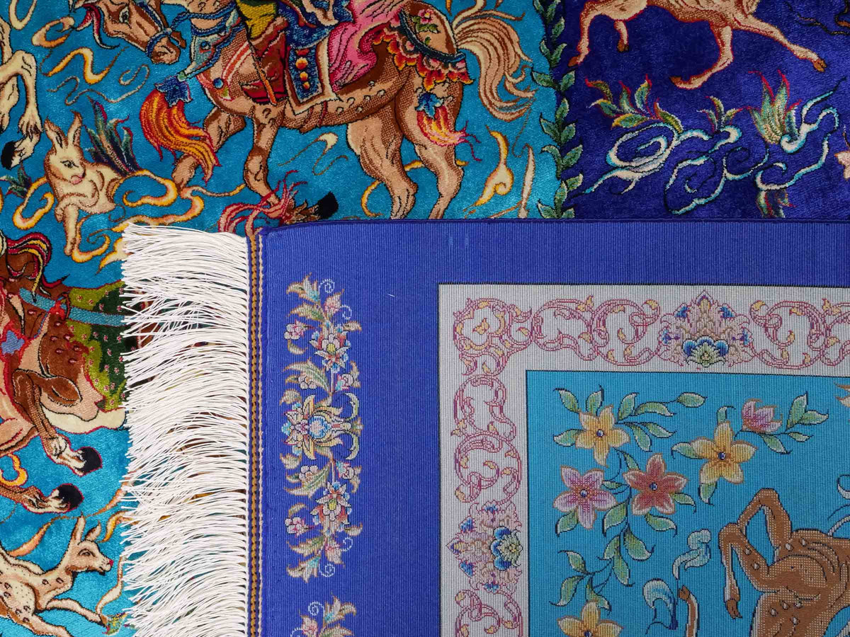 Ghom Maschinenteppich "Mahan" 300 x 200 cm, mit Jagdmotiv-Medaillon, aus pflanzlicher Seide (Viskose), Blau/Hellblau. Teppichnummer: V60DB600H. Persian Luxury Collection by Khademi. Made in Iran / Persia – Vertrieb durch JUPITER Intl.
