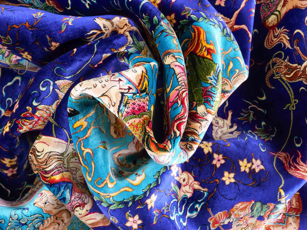 Ghom Maschinenteppich "Mahan" 300 x 200 cm, mit Jagdmotiv-Medaillon, aus pflanzlicher Seide (Viskose), Blau/Hellblau. Teppichnummer: V60DB600H. Persian Luxury Collection by Khademi. Made in Iran / Persia – Vertrieb durch JUPITER Intl.