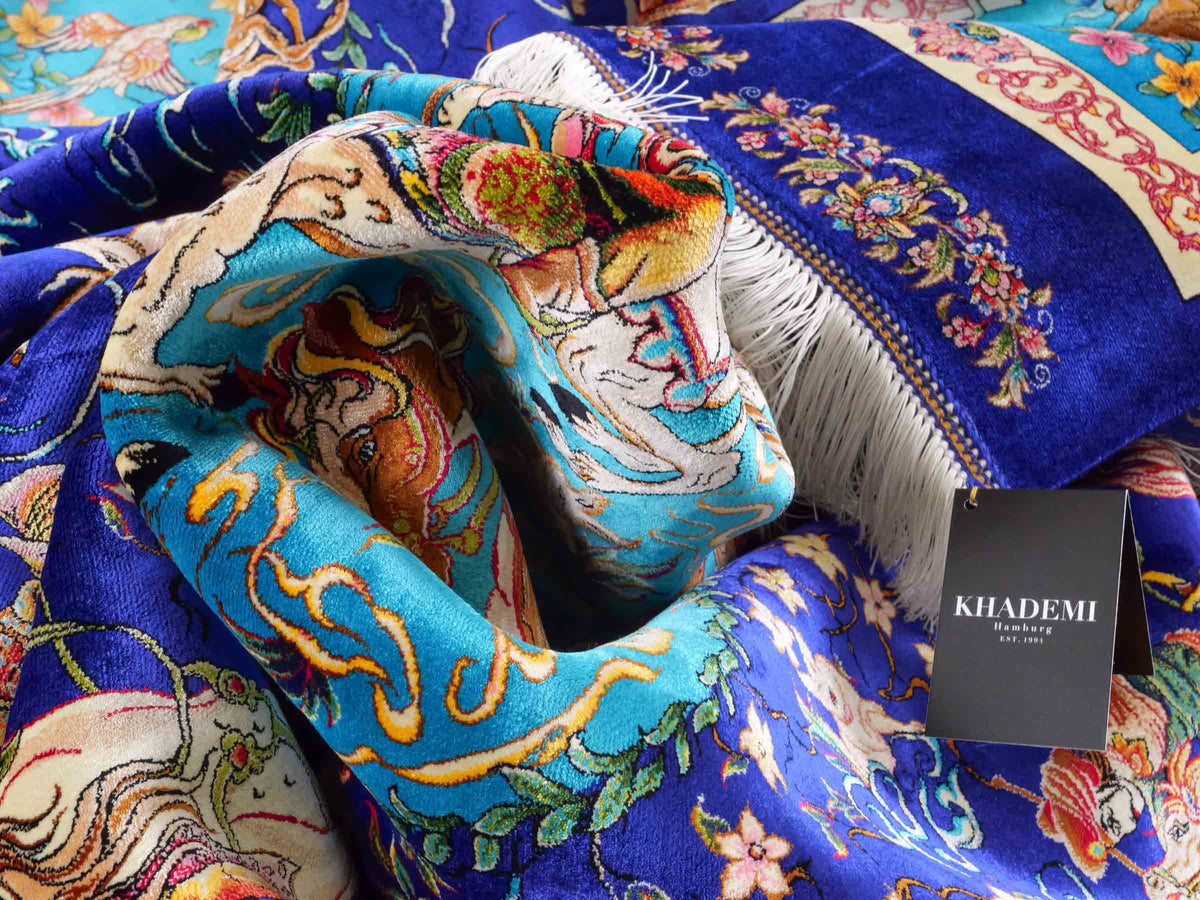 Ghom Maschinenteppich "Mahan" 300 x 200 cm, mit Jagdmotiv-Medaillon, aus pflanzlicher Seide (Viskose), Blau/Hellblau. Teppichnummer: V60DB600H. Persian Luxury Collection by Khademi. Made in Iran / Persia – Vertrieb durch JUPITER Intl.