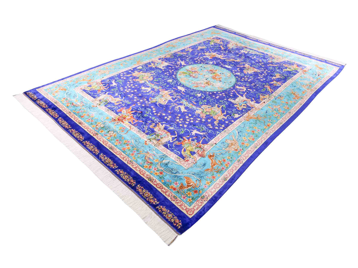 Ghom Maschinenteppich "Mahan" 300 x 200 cm, mit Jagdmotiv-Medaillon, aus pflanzlicher Seide (Viskose), Blau/Hellblau. Teppichnummer: V60DB600H. Persian Luxury Collection by Khademi. Made in Iran / Persia – Vertrieb durch JUPITER Intl.