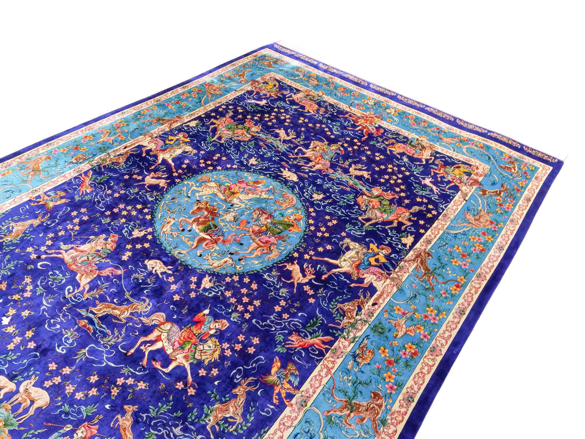 Ghom Maschinenteppich "Mahan" 300 x 200 cm, mit Jagdmotiv-Medaillon, aus pflanzlicher Seide (Viskose), Blau/Hellblau. Teppichnummer: V60DB600H. Persian Luxury Collection by Khademi. Made in Iran / Persia – Vertrieb durch JUPITER Intl.