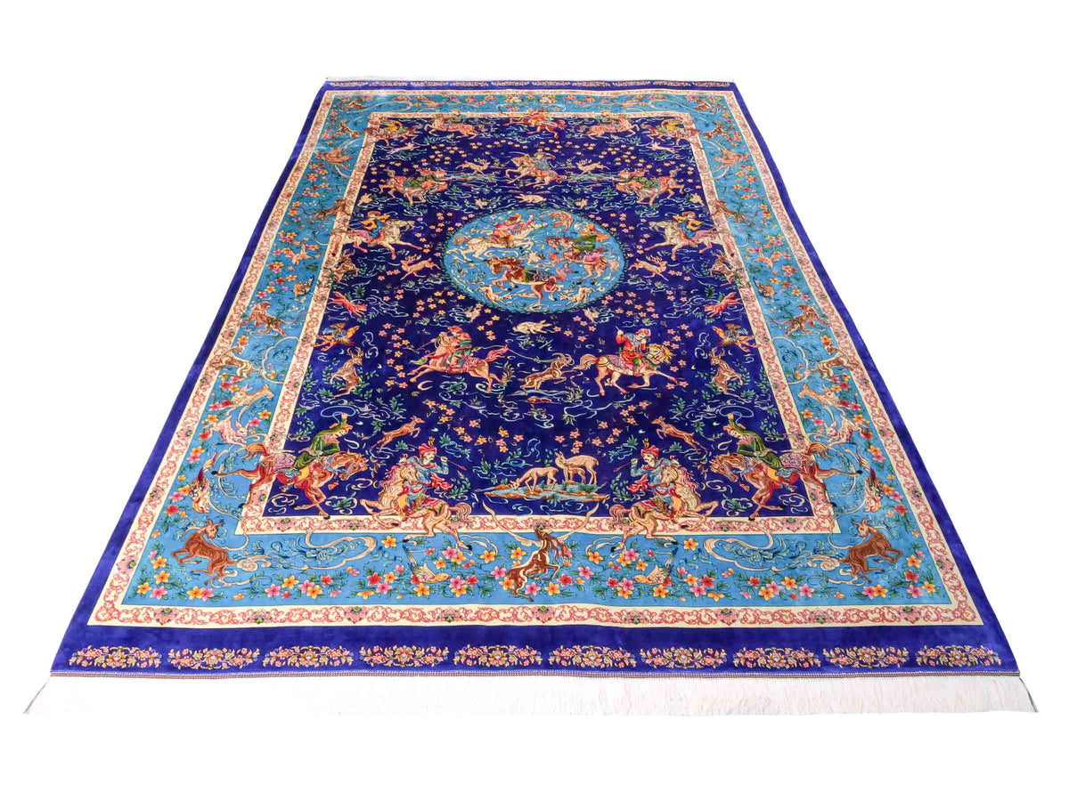 Ghom Maschinenteppich "Mahan" 300 x 200 cm, mit Jagdmotiv-Medaillon, aus pflanzlicher Seide (Viskose), Blau/Hellblau. Teppichnummer: V60DB600H. Persian Luxury Collection by Khademi. Made in Iran / Persia – Vertrieb durch JUPITER Intl.