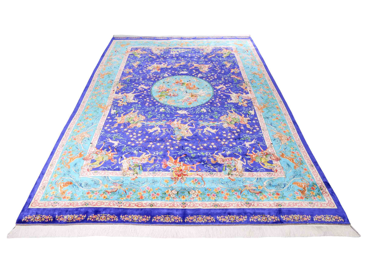 Ghom Maschinenteppich "Mahan" 300 x 200 cm, mit Jagdmotiv-Medaillon, aus pflanzlicher Seide (Viskose), Blau/Hellblau. Teppichnummer: V60DB600H. Persian Luxury Collection by Khademi. Made in Iran / Persia – Vertrieb durch JUPITER Intl.