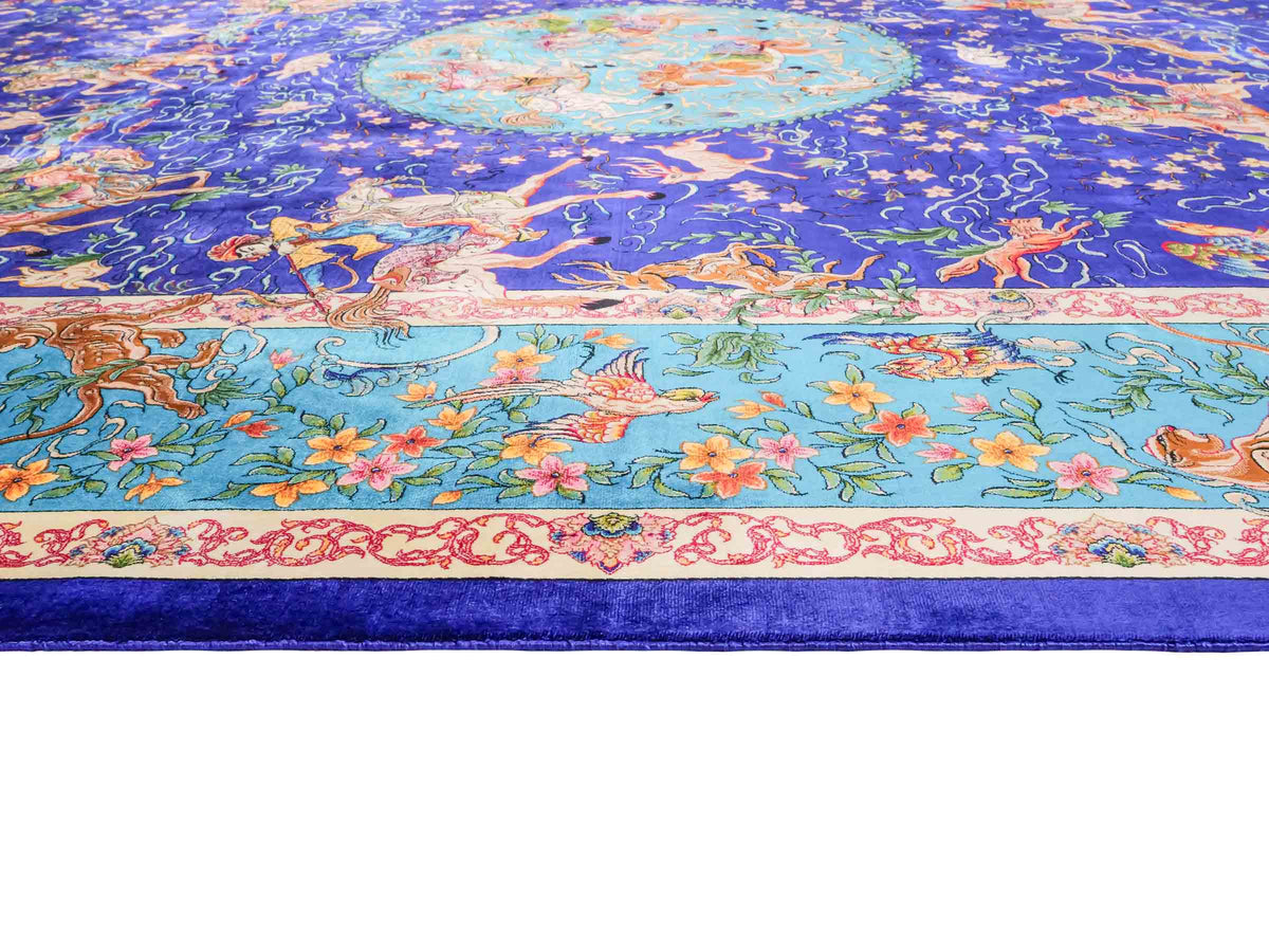 Ghom Maschinenteppich "Mahan" 300 x 200 cm, mit Jagdmotiv-Medaillon, aus pflanzlicher Seide (Viskose), Blau/Hellblau. Teppichnummer: V60DB600H. Persian Luxury Collection by Khademi. Made in Iran / Persia – Vertrieb durch JUPITER Intl.