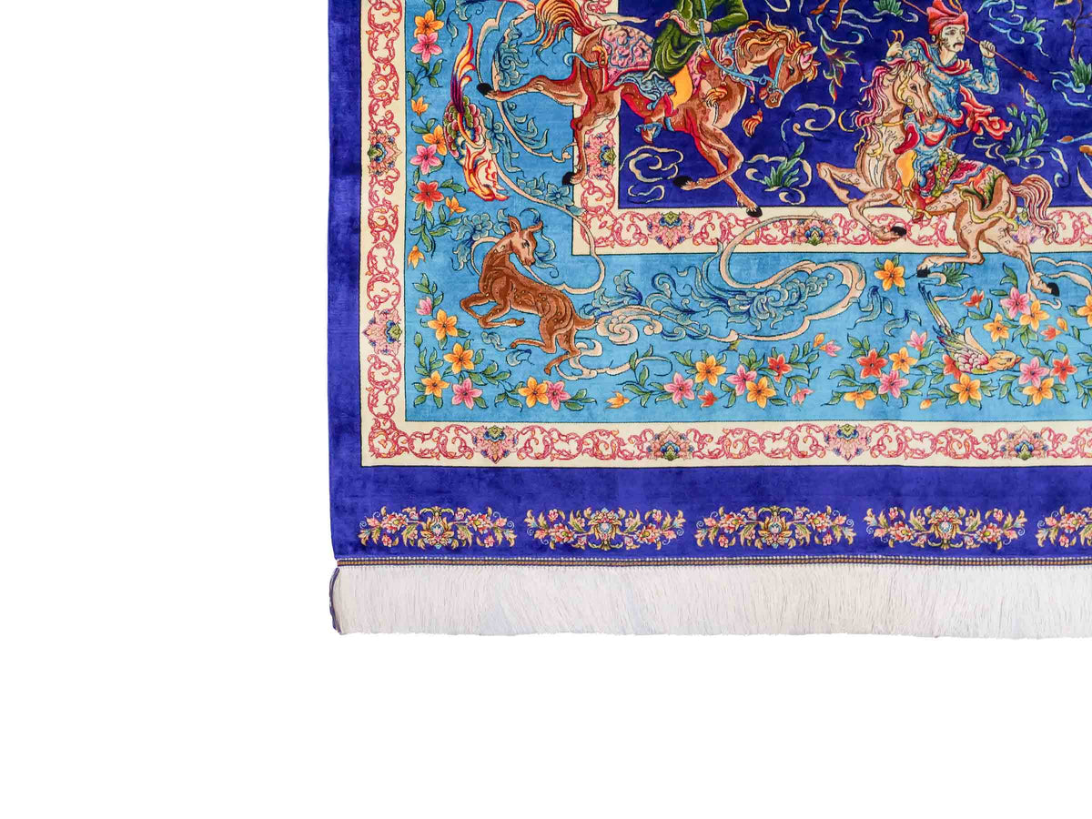 Ghom Maschinenteppich "Mahan" 300 x 200 cm, mit Jagdmotiv-Medaillon, aus pflanzlicher Seide (Viskose), Blau/Hellblau. Teppichnummer: V60DB600H. Persian Luxury Collection by Khademi. Made in Iran / Persia – Vertrieb durch JUPITER Intl.