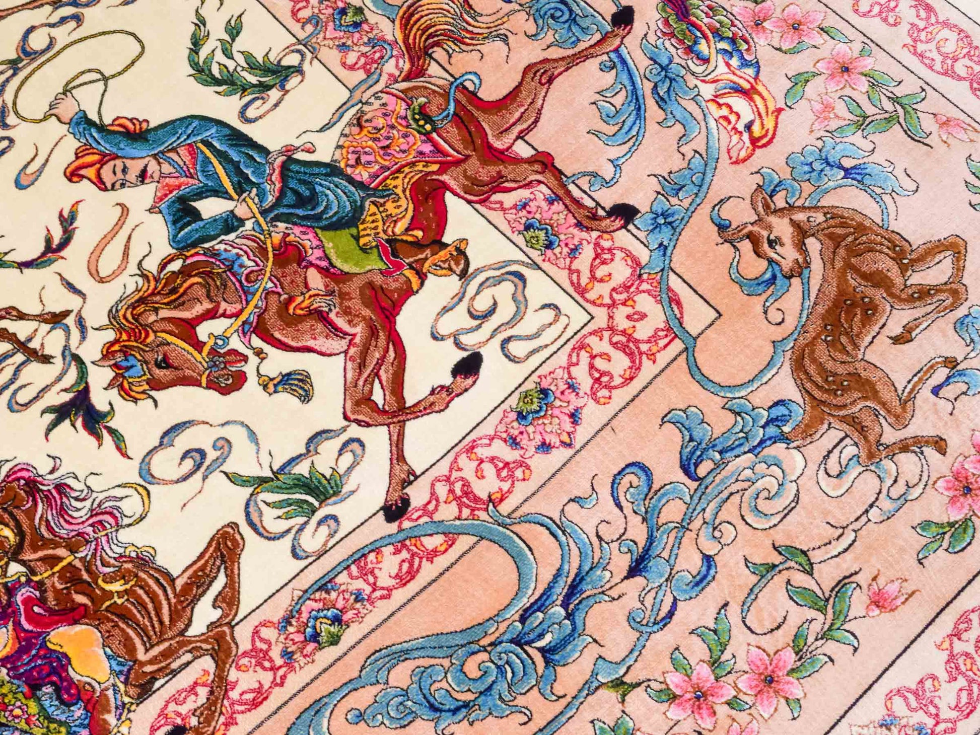 Ghom Maschinenteppich "Mahan" 300 x 200 cm aus pflanzlicher Seide (Viskose) mit Jagdmotiv-Medaillon, Cremeweiß, Beige. Teppichnummer: V60CR600H. Persian Luxury Collection by Khademi. Made in Iran / Persia – Vertrieb durch JUPITER Intl.