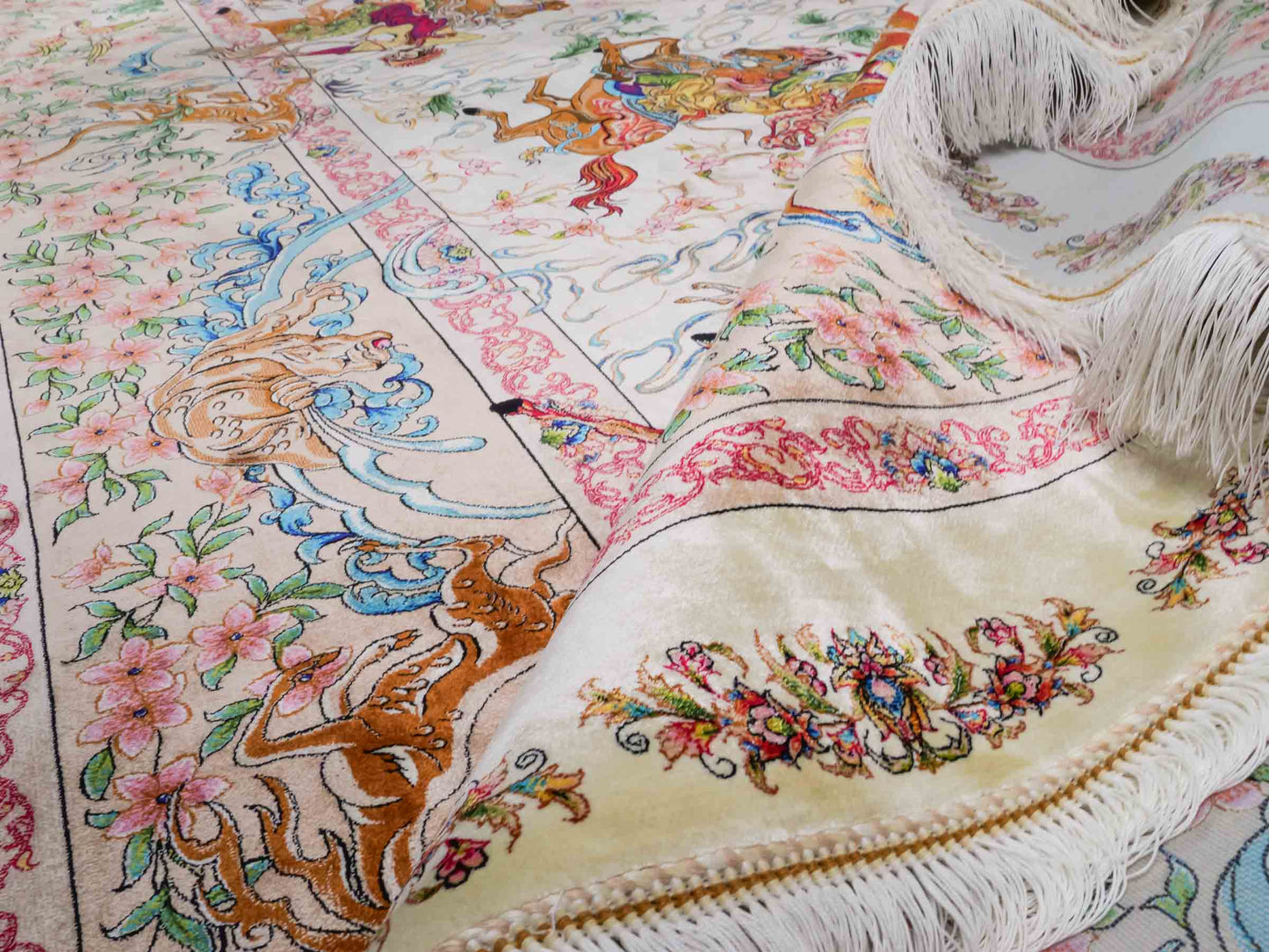Ghom Maschinenteppich "Mahan" 300 x 200 cm aus pflanzlicher Seide (Viskose) mit Jagdmotiv-Medaillon, Cremeweiß, Beige. Teppichnummer: V60CR600H. Persian Luxury Collection by Khademi. Made in Iran / Persia – Vertrieb durch JUPITER Intl.