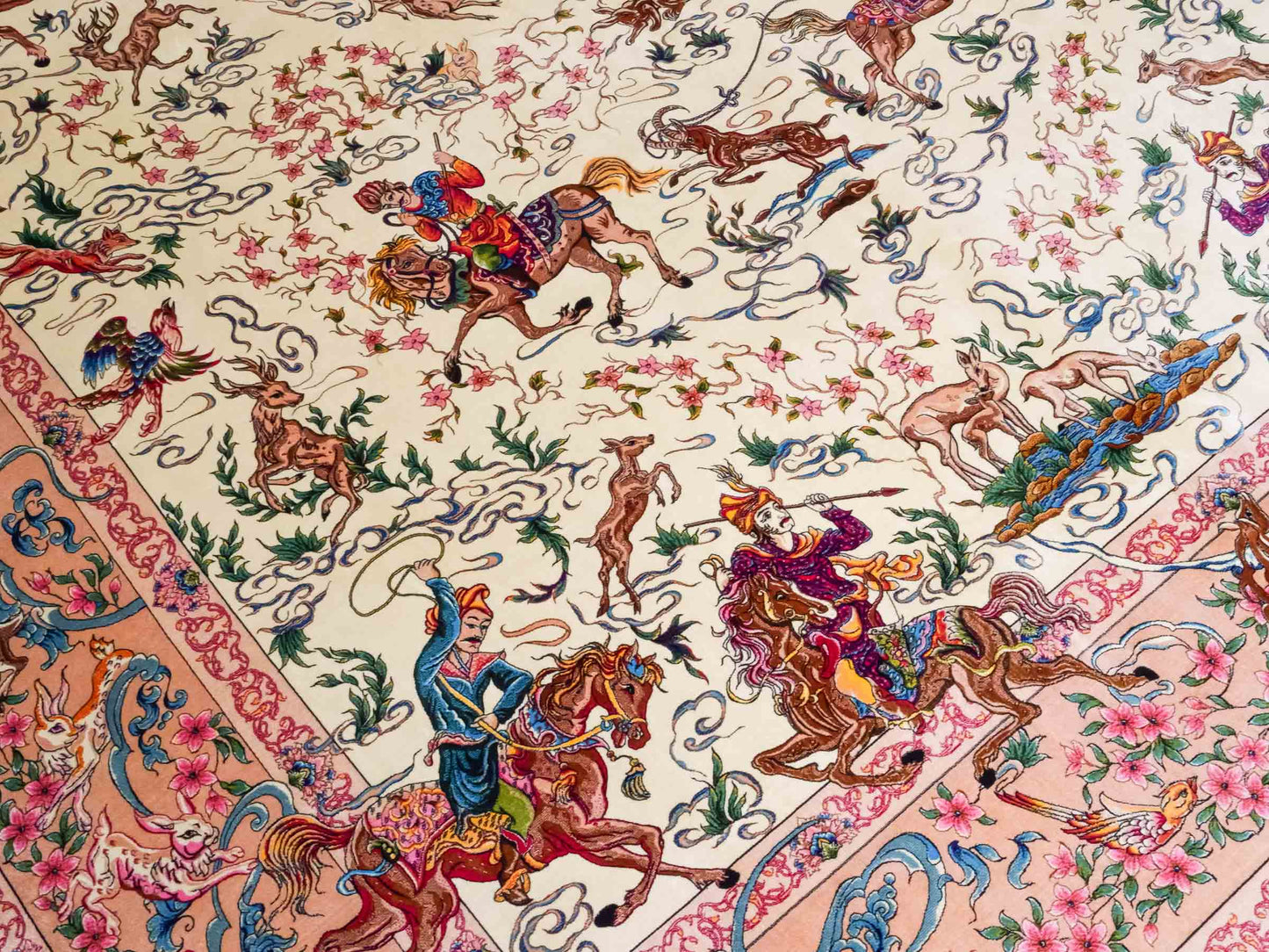Ghom Maschinenteppich "Mahan" 300 x 200 cm aus pflanzlicher Seide (Viskose) mit Jagdmotiv-Medaillon, Cremeweiß, Beige. Teppichnummer: V60CR600H. Persian Luxury Collection by Khademi. Made in Iran / Persia – Vertrieb durch JUPITER Intl.