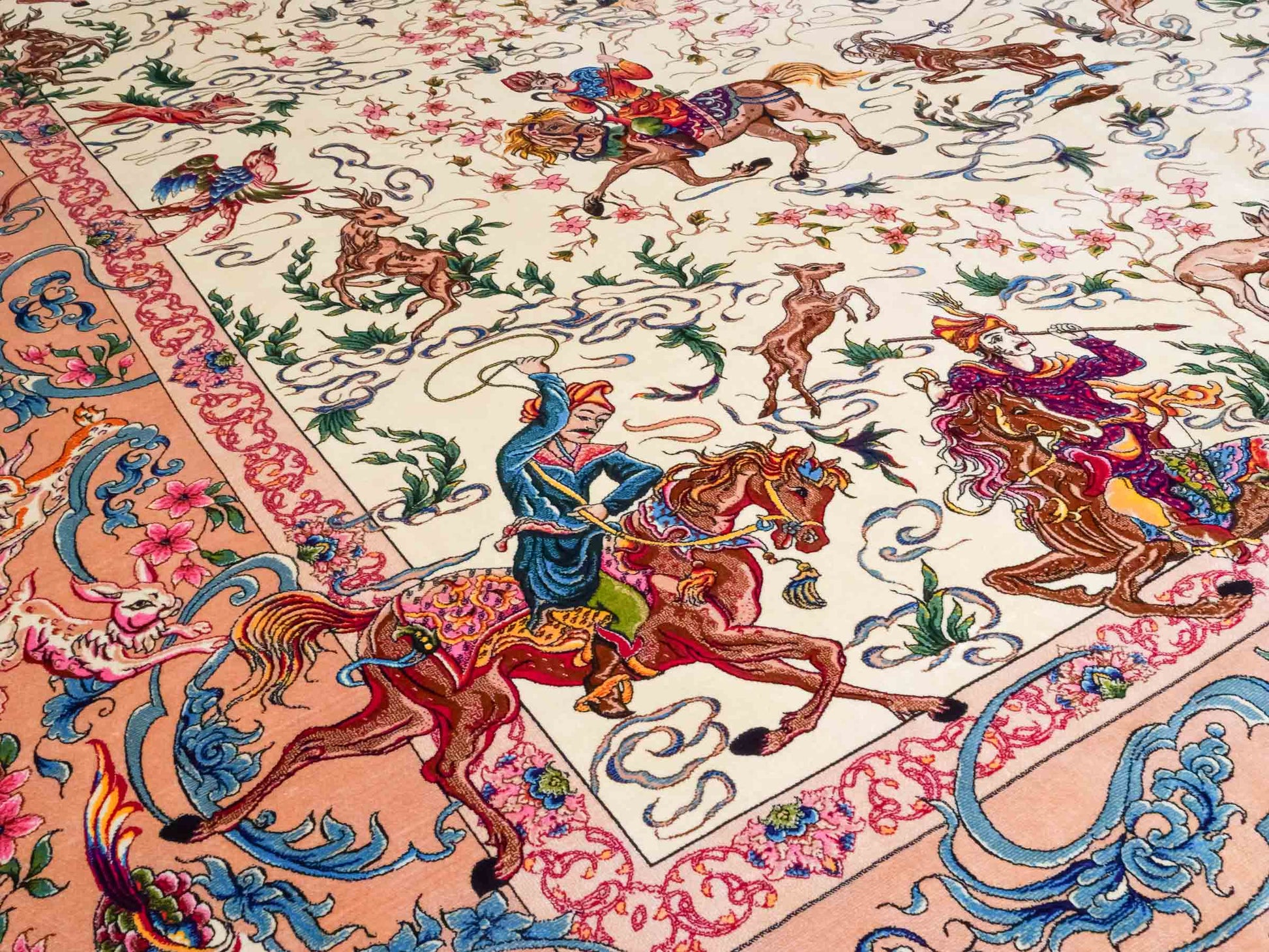 Ghom Maschinenteppich "Mahan" 300 x 200 cm aus pflanzlicher Seide (Viskose) mit Jagdmotiv-Medaillon, Cremeweiß, Beige. Teppichnummer: V60CR600H. Persian Luxury Collection by Khademi. Made in Iran / Persia – Vertrieb durch JUPITER Intl.