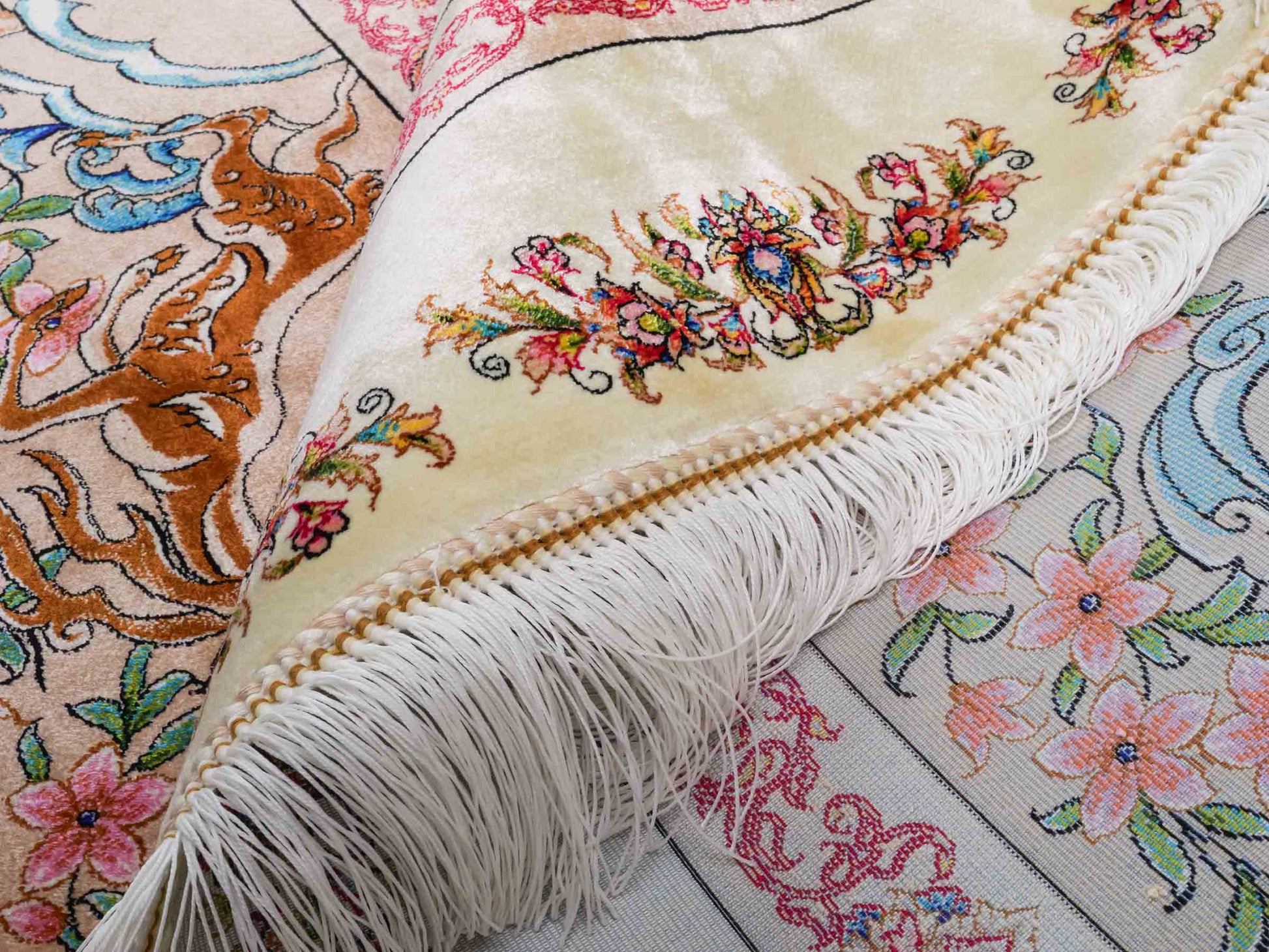 Ghom Maschinenteppich "Mahan" 300 x 200 cm aus pflanzlicher Seide (Viskose) mit Jagdmotiv-Medaillon, Cremeweiß, Beige. Teppichnummer: V60CR600H. Persian Luxury Collection by Khademi. Made in Iran / Persia – Vertrieb durch JUPITER Intl.