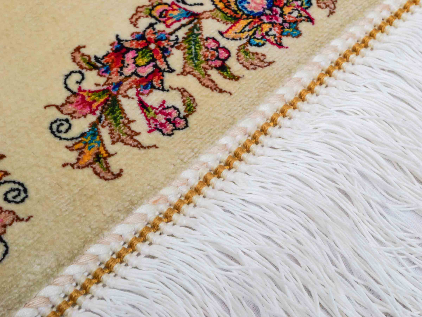 Ghom Maschinenteppich "Mahan" 300 x 200 cm aus pflanzlicher Seide (Viskose) mit Jagdmotiv-Medaillon, Cremeweiß, Beige. Teppichnummer: V60CR600H. Persian Luxury Collection by Khademi. Made in Iran / Persia – Vertrieb durch JUPITER Intl.