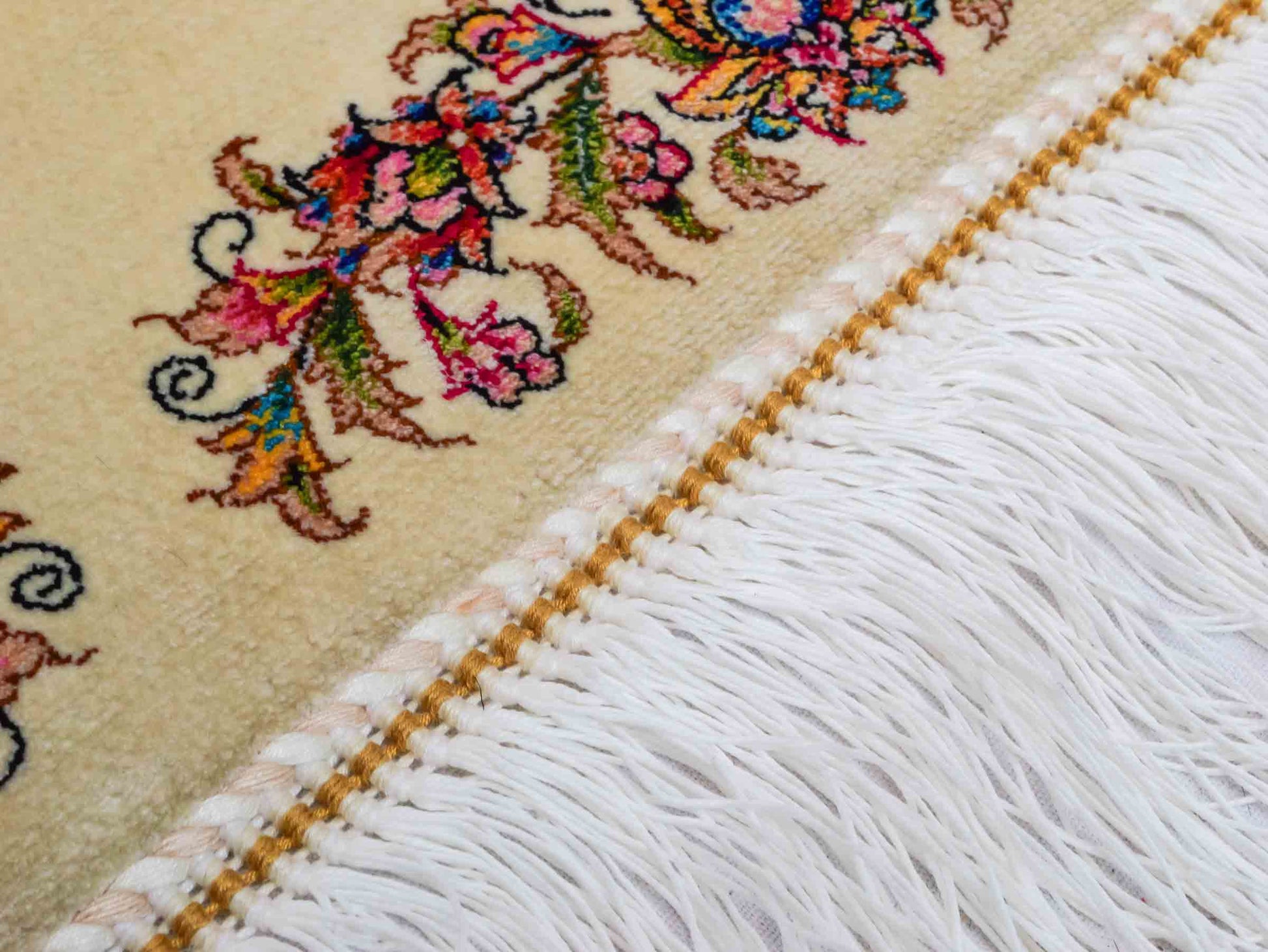 Ghom Maschinenteppich "Mahan" 300 x 200 cm aus pflanzlicher Seide (Viskose) mit Jagdmotiv-Medaillon, Cremeweiß, Beige. Teppichnummer: V60CR600H. Persian Luxury Collection by Khademi. Made in Iran / Persia – Vertrieb durch JUPITER Intl.