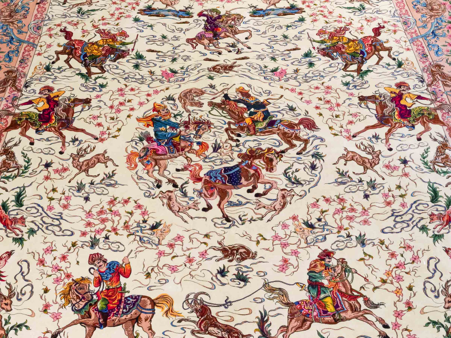 Ghom Maschinenteppich "Mahan" 300 x 200 cm aus pflanzlicher Seide (Viskose) mit Jagdmotiv-Medaillon, Cremeweiß, Beige. Teppichnummer: V60CR600H. Persian Luxury Collection by Khademi. Made in Iran / Persia – Vertrieb durch JUPITER Intl.