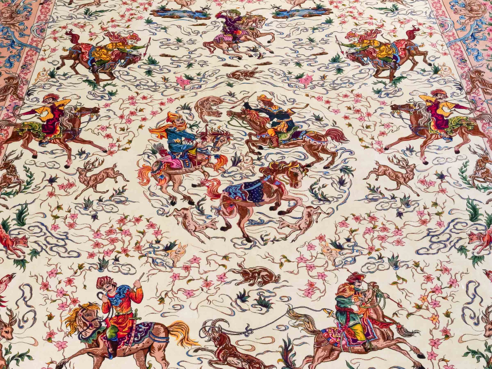 Ghom Maschinenteppich "Mahan" 300 x 200 cm aus pflanzlicher Seide (Viskose) mit Jagdmotiv-Medaillon, Cremeweiß, Beige. Teppichnummer: V60CR600H. Persian Luxury Collection by Khademi. Made in Iran / Persia – Vertrieb durch JUPITER Intl.