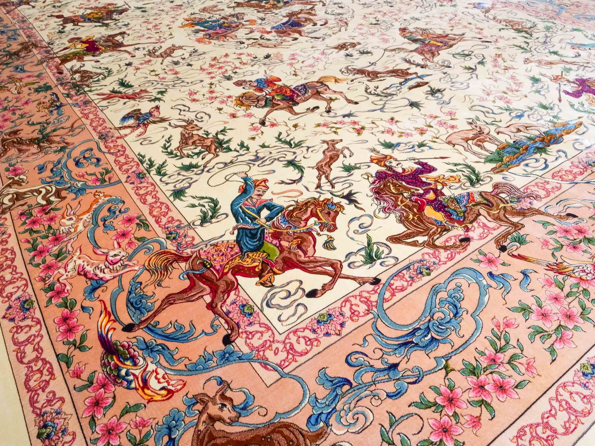 Ghom Maschinenteppich "Mahan" 300 x 200 cm aus pflanzlicher Seide (Viskose) mit Jagdmotiv-Medaillon, Cremeweiß, Beige. Teppichnummer: V60CR600H. Persian Luxury Collection by Khademi. Made in Iran / Persia – Vertrieb durch JUPITER Intl.