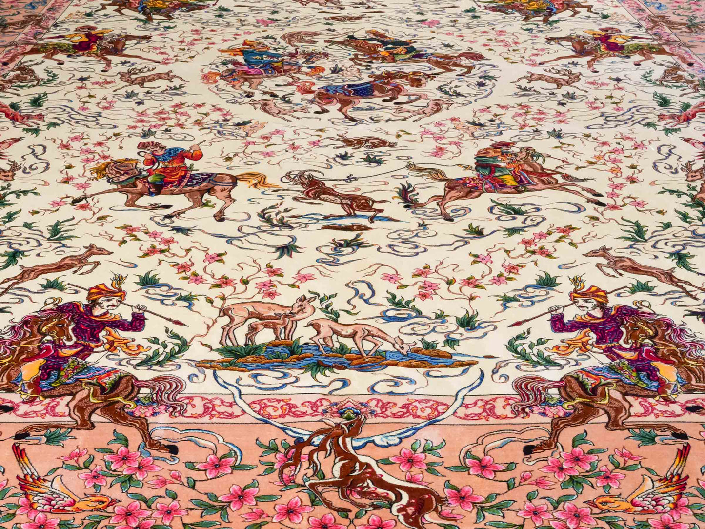Ghom Maschinenteppich "Mahan" 300 x 200 cm aus pflanzlicher Seide (Viskose) mit Jagdmotiv-Medaillon, Cremeweiß, Beige. Teppichnummer: V60CR600H. Persian Luxury Collection by Khademi. Made in Iran / Persia – Vertrieb durch JUPITER Intl.