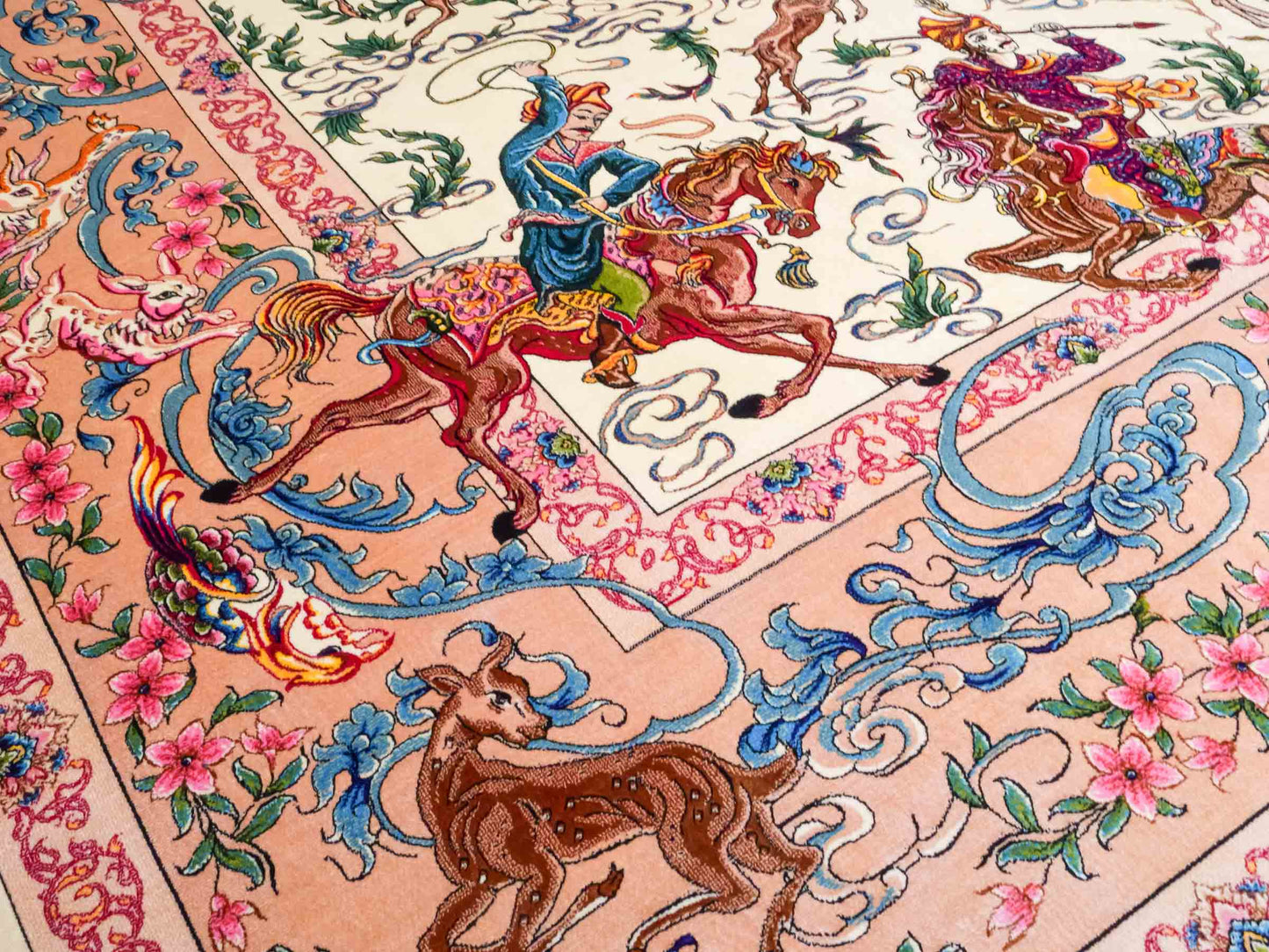 Ghom Maschinenteppich "Mahan" 300 x 200 cm aus pflanzlicher Seide (Viskose) mit Jagdmotiv-Medaillon, Cremeweiß, Beige. Teppichnummer: V60CR600H. Persian Luxury Collection by Khademi. Made in Iran / Persia – Vertrieb durch JUPITER Intl.