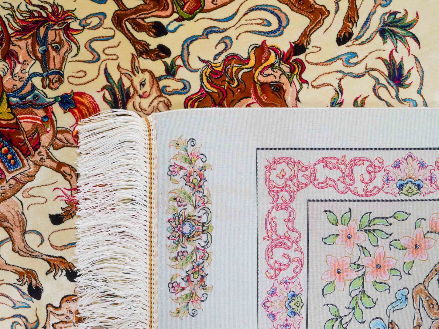 Ghom Maschinenteppich "Mahan" 300 x 200 cm aus pflanzlicher Seide (Viskose) mit Jagdmotiv-Medaillon, Cremeweiß, Beige. Teppichnummer: V60CR600H. Persian Luxury Collection by Khademi. Made in Iran / Persia – Vertrieb durch JUPITER Intl.