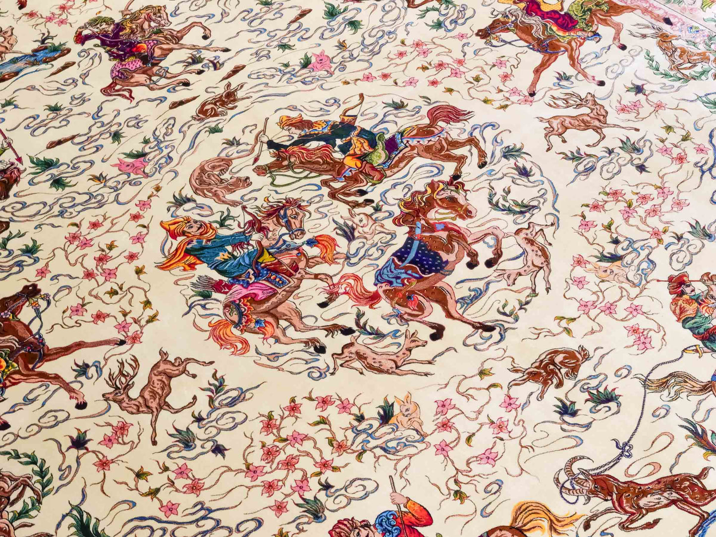 Ghom Maschinenteppich "Mahan" 300 x 200 cm aus pflanzlicher Seide (Viskose) mit Jagdmotiv-Medaillon, Cremeweiß, Beige. Teppichnummer: V60CR600H. Persian Luxury Collection by Khademi. Made in Iran / Persia – Vertrieb durch JUPITER Intl.