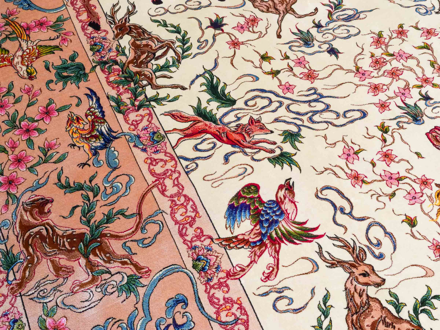 Ghom Maschinenteppich "Mahan" 300 x 200 cm aus pflanzlicher Seide (Viskose) mit Jagdmotiv-Medaillon, Cremeweiß, Beige. Teppichnummer: V60CR600H. Persian Luxury Collection by Khademi. Made in Iran / Persia – Vertrieb durch JUPITER Intl.