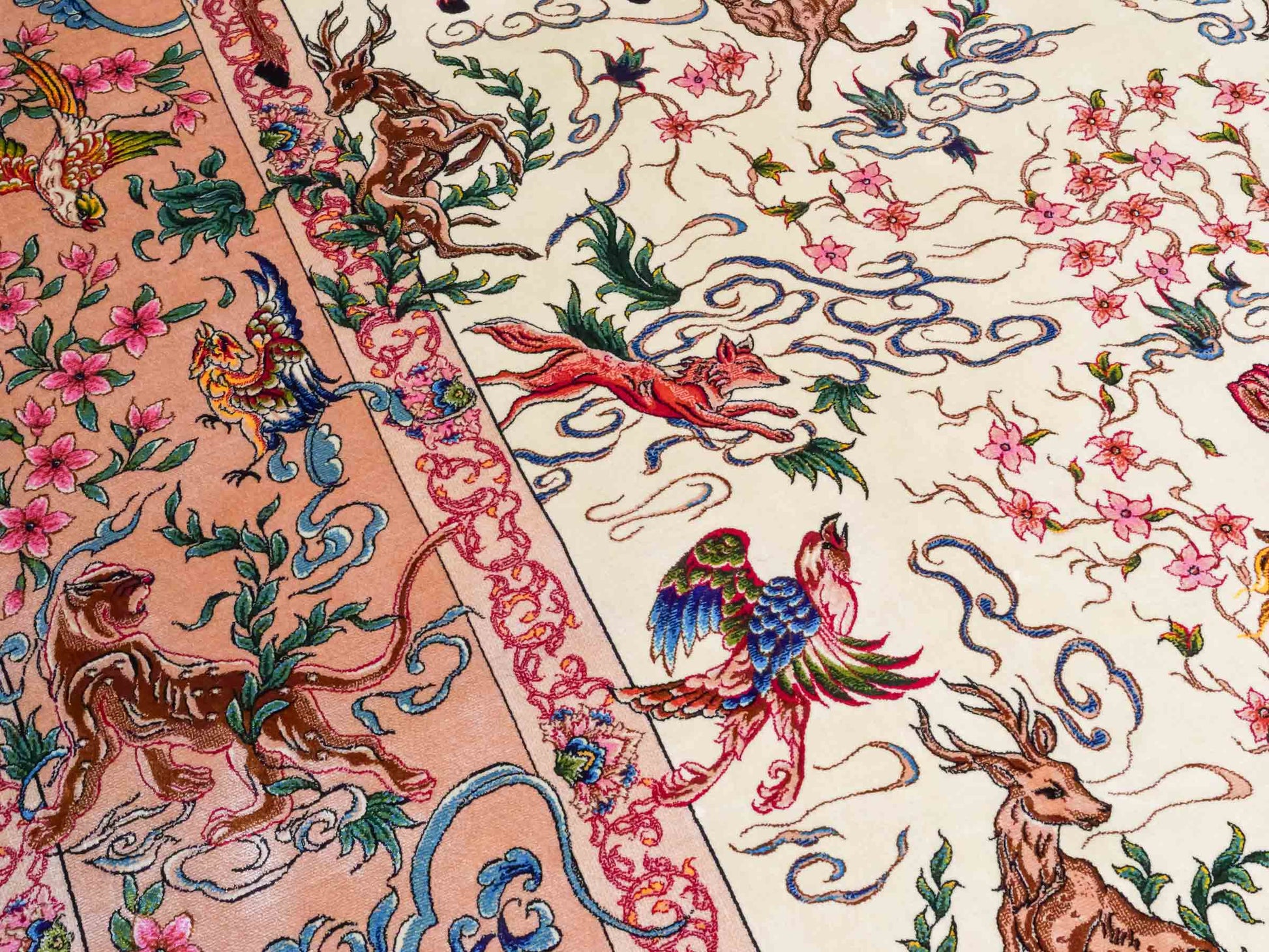 Ghom Maschinenteppich "Mahan" 300 x 200 cm aus pflanzlicher Seide (Viskose) mit Jagdmotiv-Medaillon, Cremeweiß, Beige. Teppichnummer: V60CR600H. Persian Luxury Collection by Khademi. Made in Iran / Persia – Vertrieb durch JUPITER Intl.