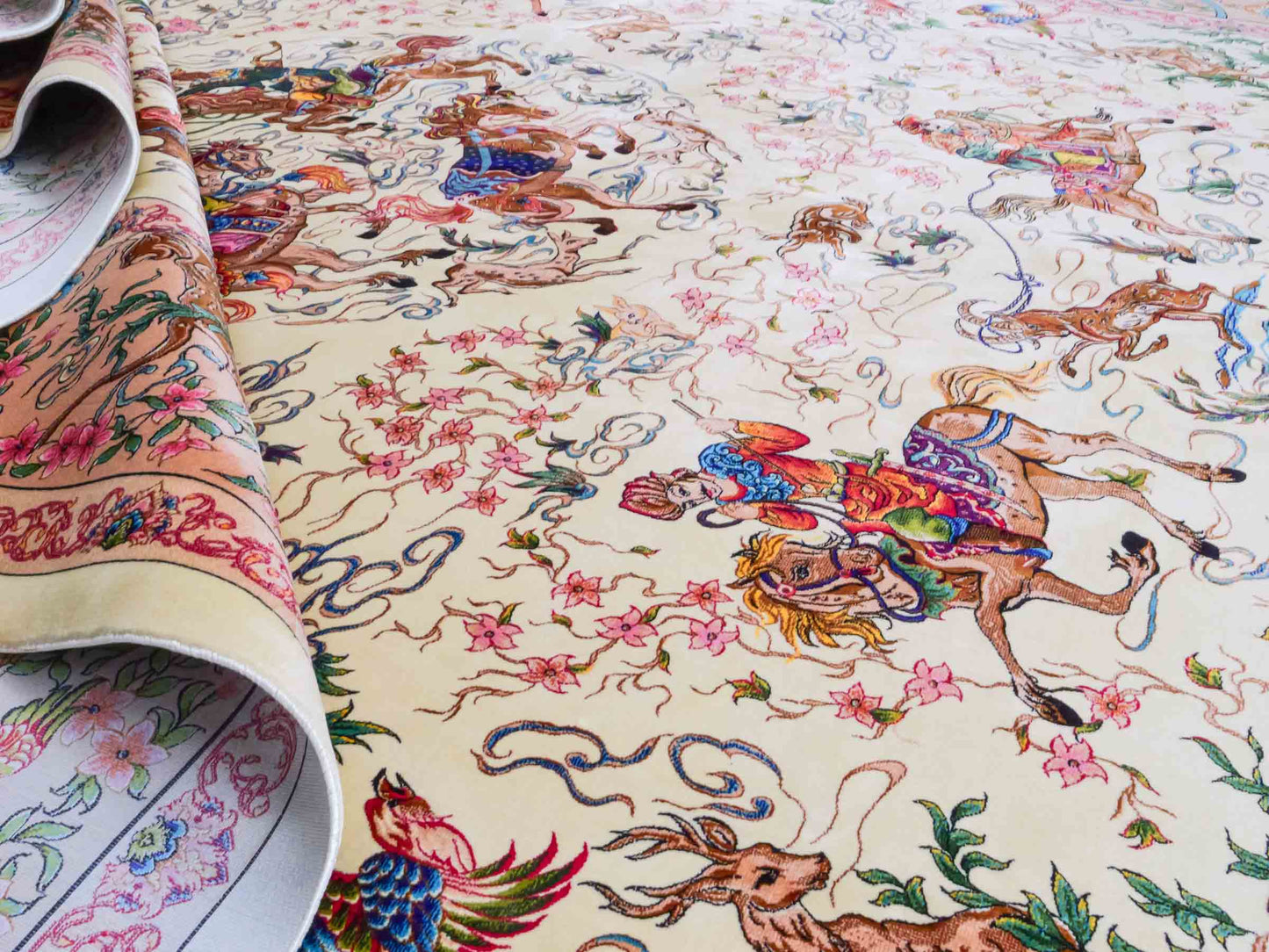 Ghom Maschinenteppich "Mahan" 300 x 200 cm aus pflanzlicher Seide (Viskose) mit Jagdmotiv-Medaillon, Cremeweiß, Beige. Teppichnummer: V60CR600H. Persian Luxury Collection by Khademi. Made in Iran / Persia – Vertrieb durch JUPITER Intl.