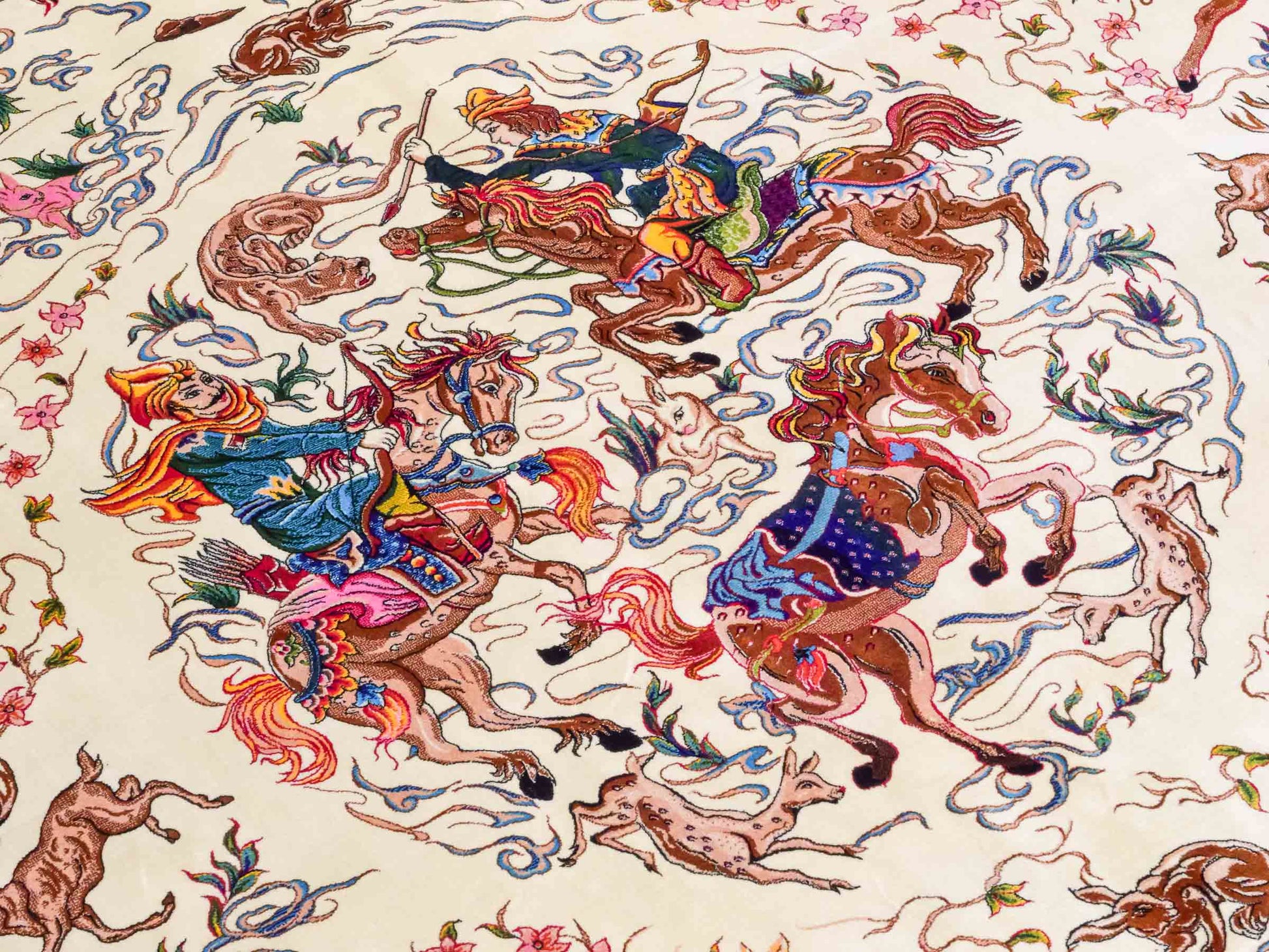 Ghom Maschinenteppich "Mahan" 300 x 200 cm aus pflanzlicher Seide (Viskose) mit Jagdmotiv-Medaillon, Cremeweiß, Beige. Teppichnummer: V60CR600H. Persian Luxury Collection by Khademi. Made in Iran / Persia – Vertrieb durch JUPITER Intl.