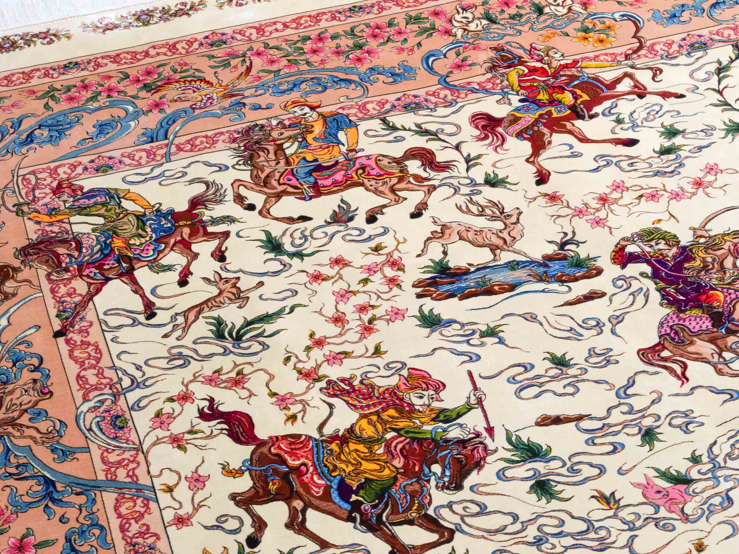 Ghom Maschinenteppich "Mahan" 300 x 200 cm aus pflanzlicher Seide (Viskose) mit Jagdmotiv-Medaillon, Cremeweiß, Beige. Teppichnummer: V60CR600H. Persian Luxury Collection by Khademi. Made in Iran / Persia – Vertrieb durch JUPITER Intl.
