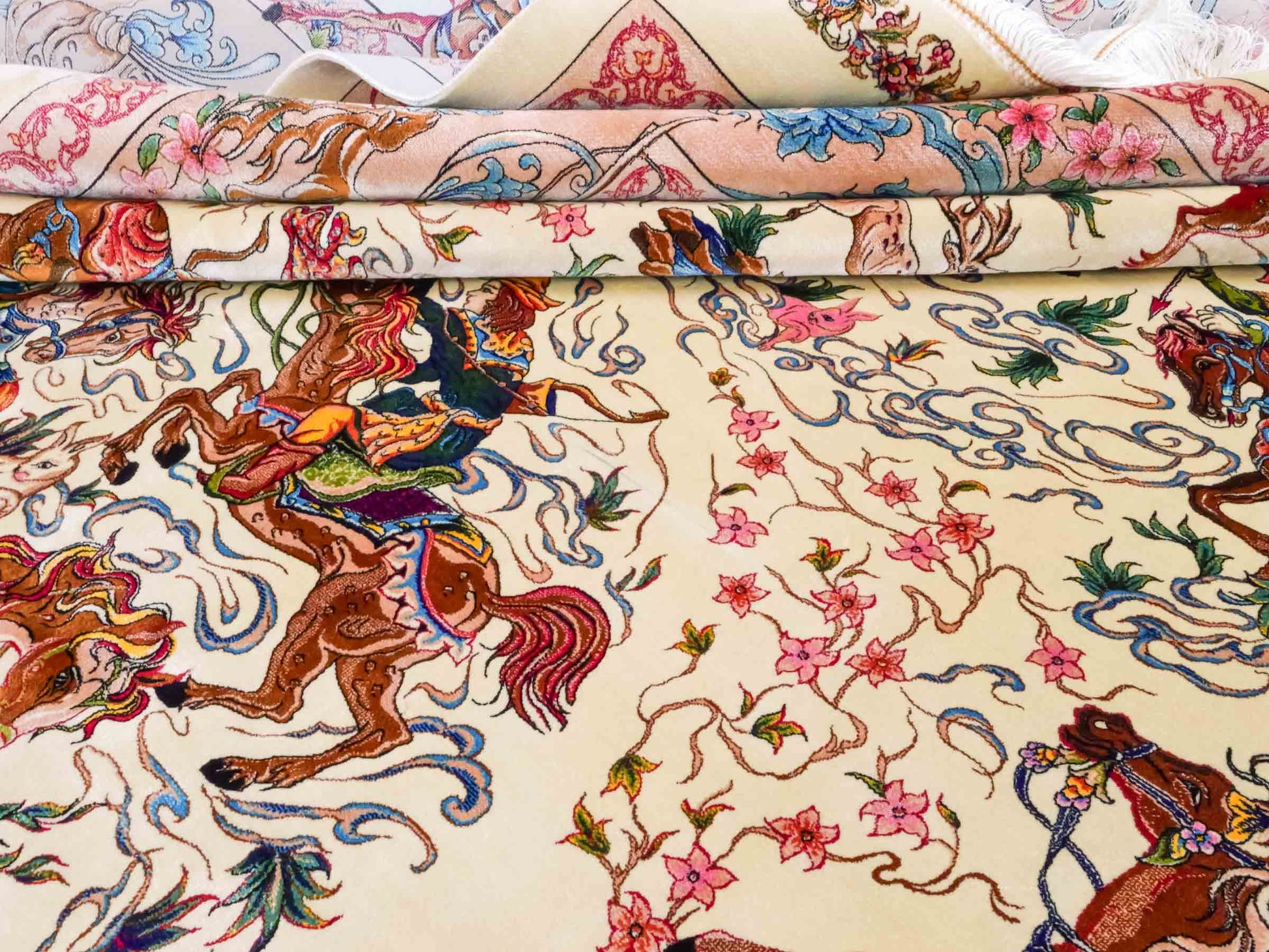 Ghom Maschinenteppich "Mahan" 300 x 200 cm aus pflanzlicher Seide (Viskose) mit Jagdmotiv-Medaillon, Cremeweiß, Beige. Teppichnummer: V60CR600H. Persian Luxury Collection by Khademi. Made in Iran / Persia – Vertrieb durch JUPITER Intl.