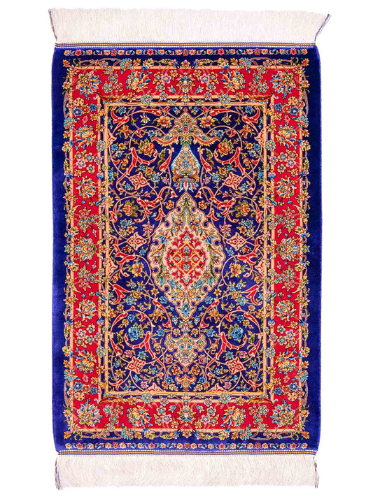 Ghom Maschinenteppich "Manijeh" 90 x 60 cm aus pflanzlicher Seide (Viskose) mit Medaillon, Dunkelblau, Rot. Teppichnummer: V55DB054H. Persian Luxury Collection by Khademi. Made in Iran / Persia – Vertrieb durch JUPITER Intl.