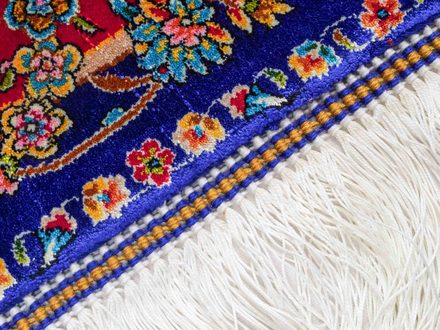 Ghom Maschinenteppich "Manijeh" 90 x 60 cm aus pflanzlicher Seide (Viskose) mit Medaillon, Dunkelblau, Rot. Teppichnummer: V55DB054H. Persian Luxury Collection by Khademi. Made in Iran / Persia – Vertrieb durch JUPITER Intl.