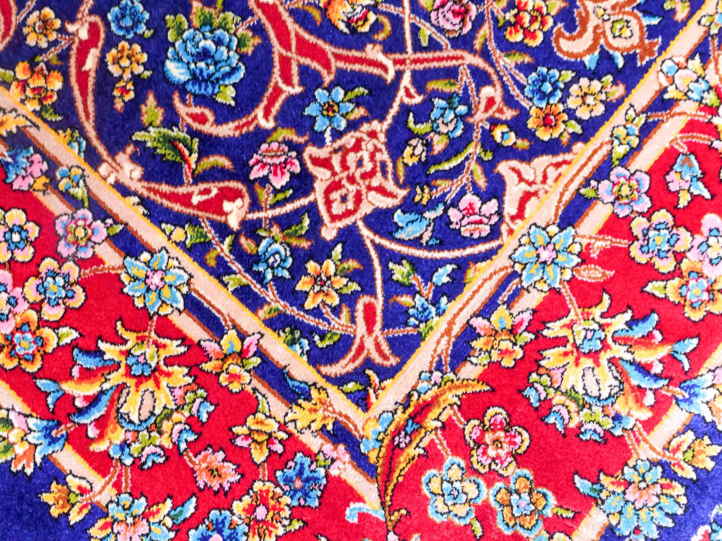 Ghom Maschinenteppich "Manijeh" 90 x 60 cm aus pflanzlicher Seide (Viskose) mit Medaillon, Dunkelblau, Rot. Teppichnummer: V55DB054H. Persian Luxury Collection by Khademi. Made in Iran / Persia – Vertrieb durch JUPITER Intl.