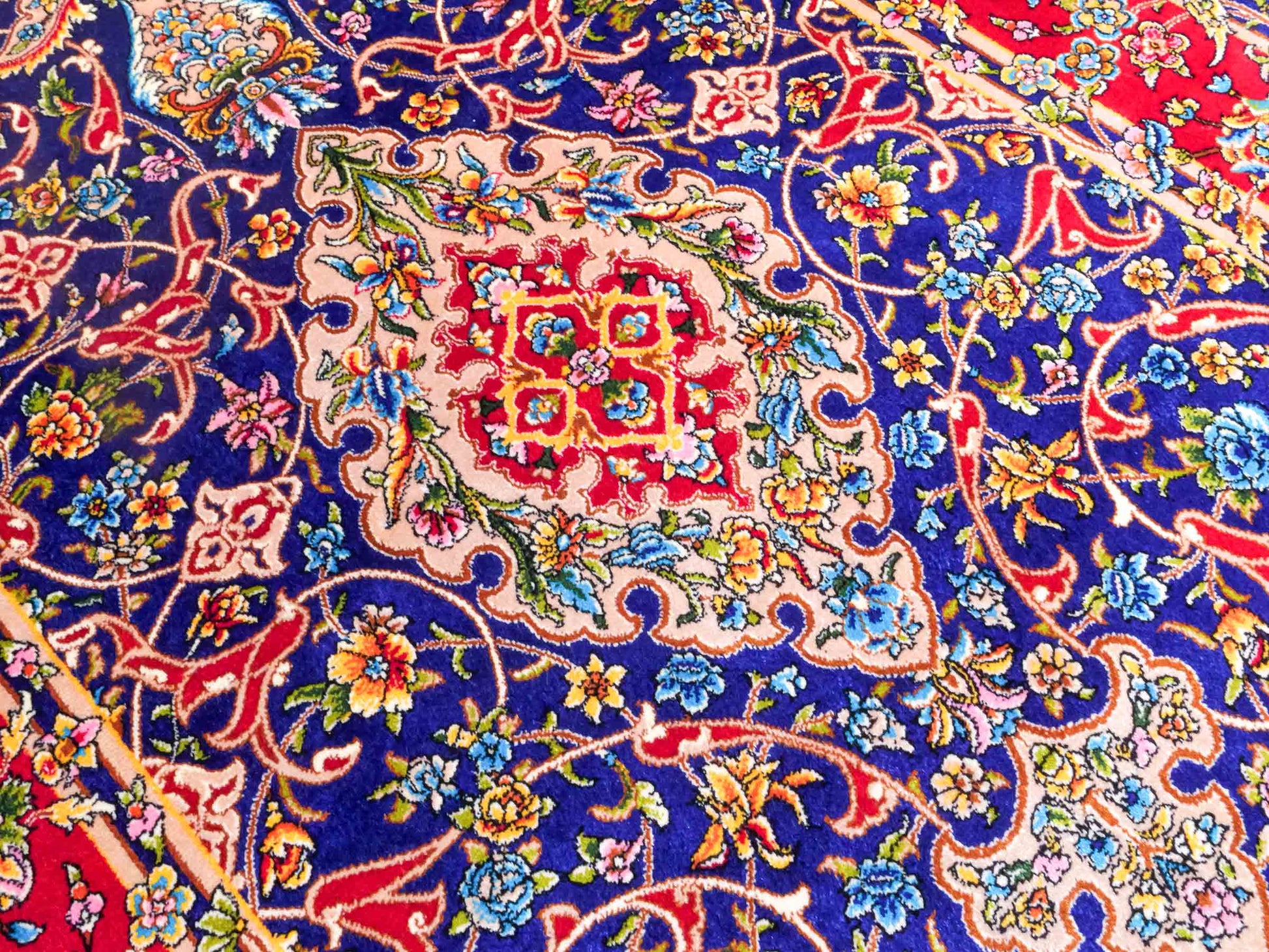 Ghom Maschinenteppich "Manijeh" 90 x 60 cm aus pflanzlicher Seide (Viskose) mit Medaillon, Dunkelblau, Rot. Teppichnummer: V55DB054H. Persian Luxury Collection by Khademi. Made in Iran / Persia – Vertrieb durch JUPITER Intl.