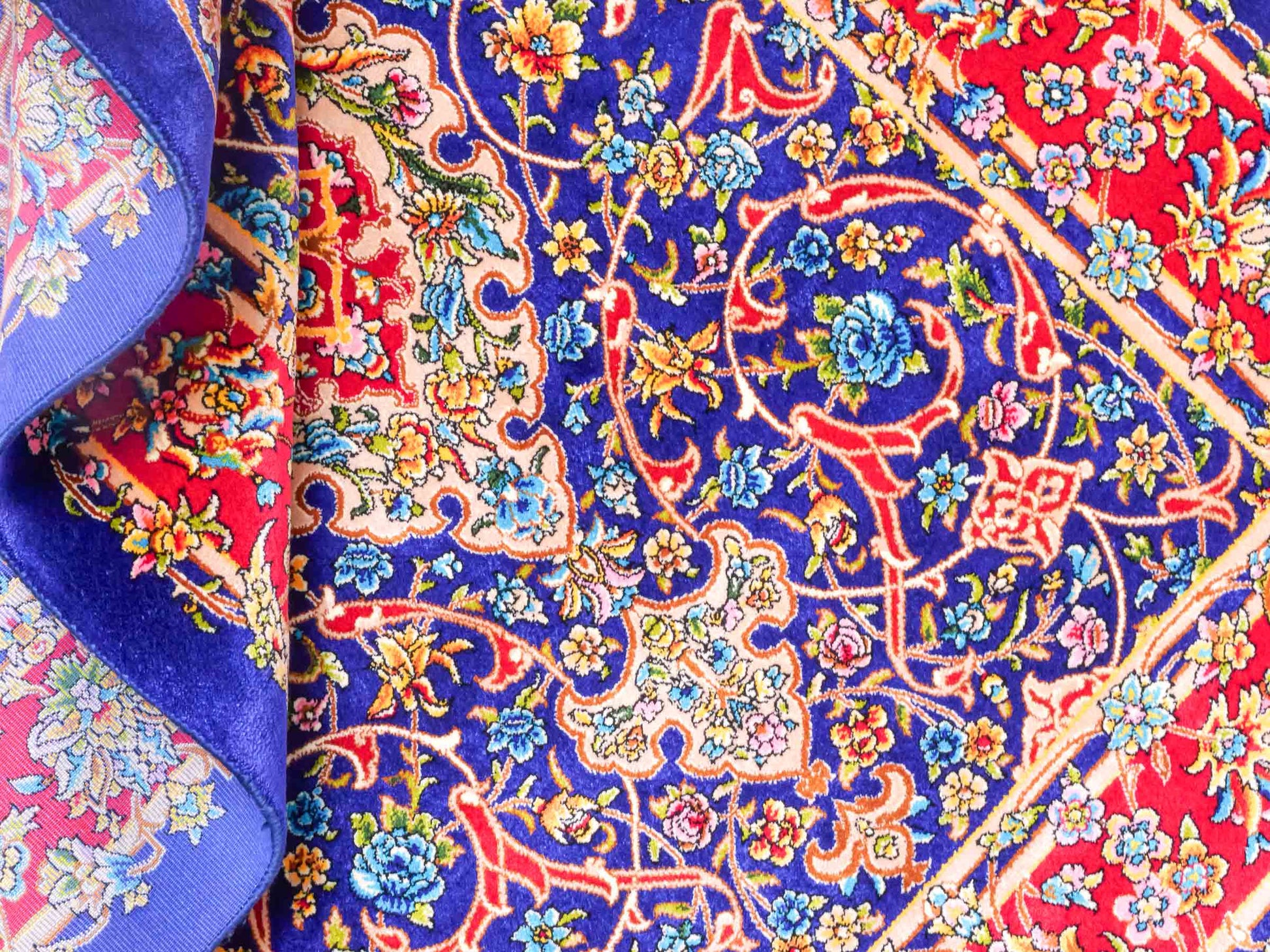 Ghom Maschinenteppich "Manijeh" 90 x 60 cm aus pflanzlicher Seide (Viskose) mit Medaillon, Dunkelblau, Rot. Teppichnummer: V55DB054H. Persian Luxury Collection by Khademi. Made in Iran / Persia – Vertrieb durch JUPITER Intl.
