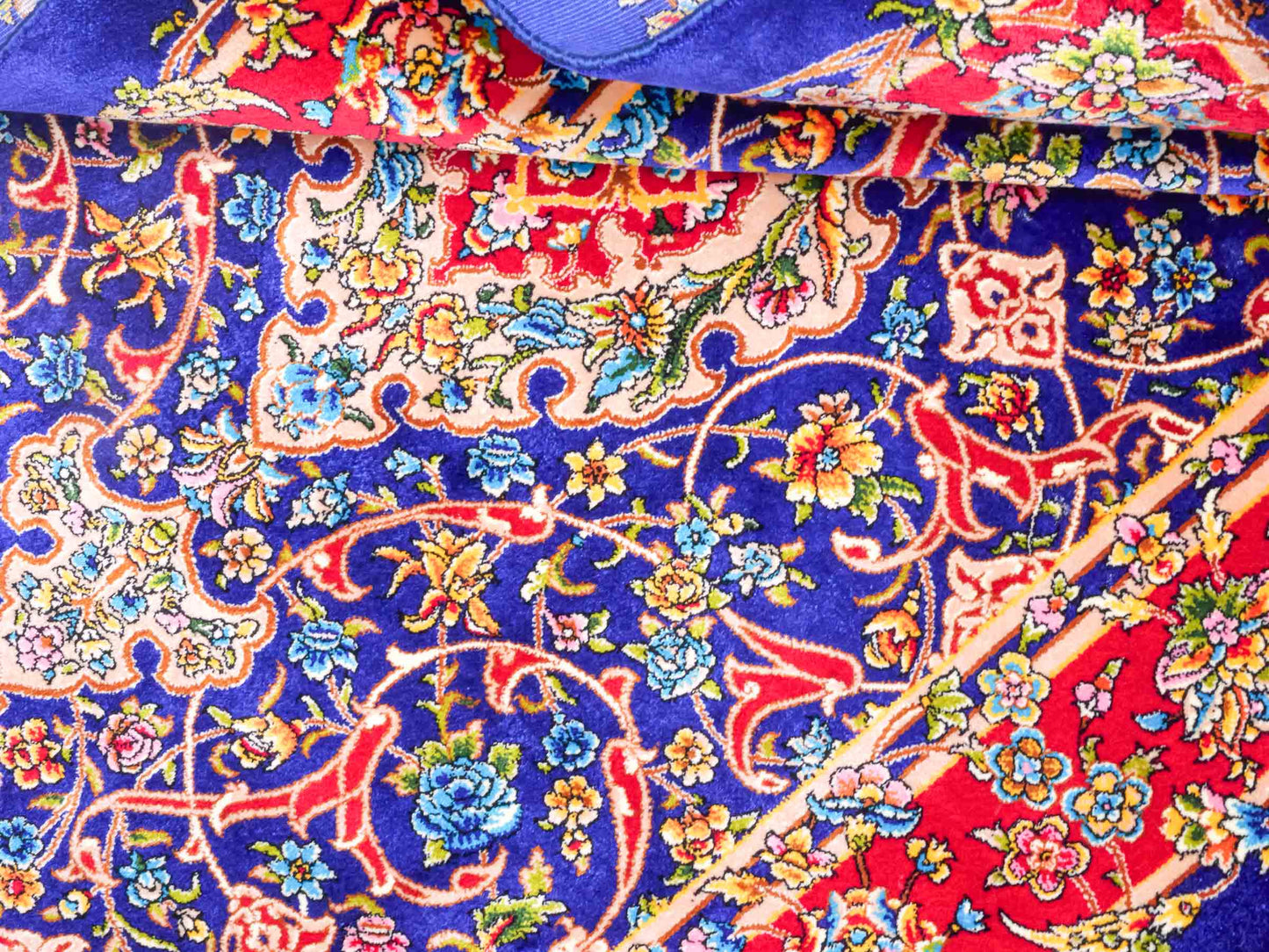 Ghom Maschinenteppich "Manijeh" 90 x 60 cm aus pflanzlicher Seide (Viskose) mit Medaillon, Dunkelblau, Rot. Teppichnummer: V55DB054H. Persian Luxury Collection by Khademi. Made in Iran / Persia – Vertrieb durch JUPITER Intl.