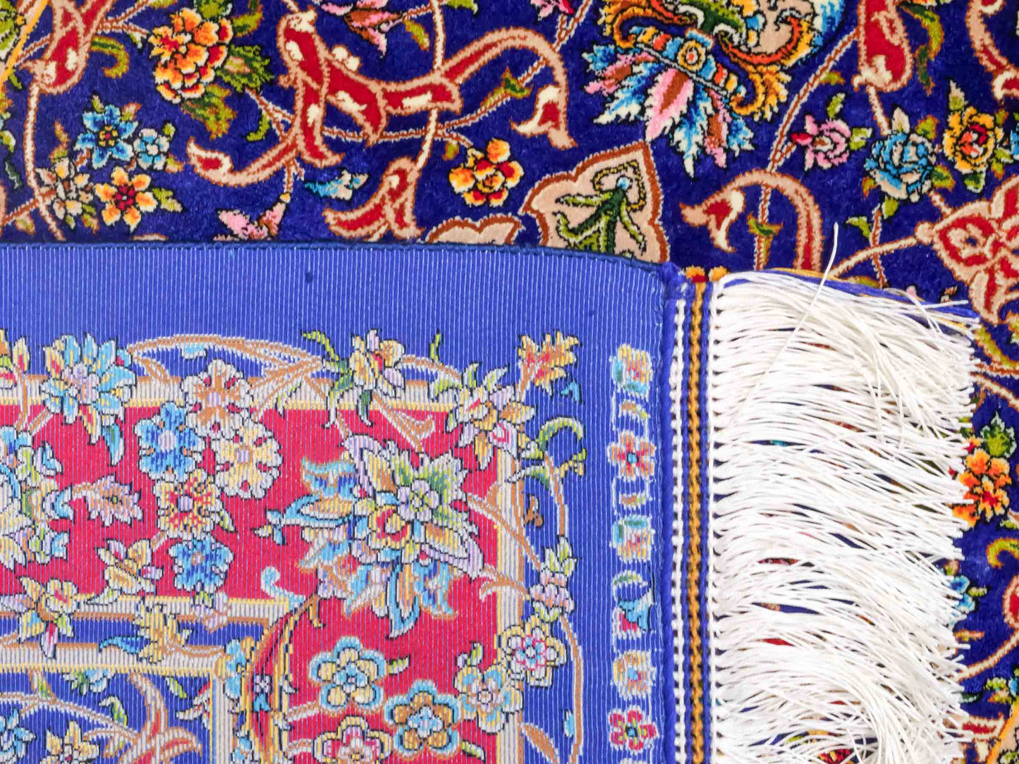 Ghom Maschinenteppich "Manijeh" 90 x 60 cm aus pflanzlicher Seide (Viskose) mit Medaillon, Dunkelblau, Rot. Teppichnummer: V55DB054H. Persian Luxury Collection by Khademi. Made in Iran / Persia – Vertrieb durch JUPITER Intl.