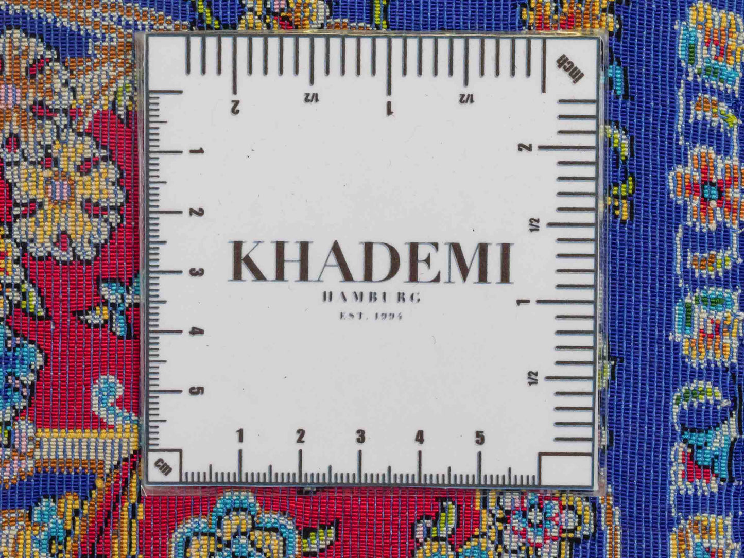 Ghom Maschinenteppich "Manijeh" 90 x 60 cm aus pflanzlicher Seide (Viskose) mit Medaillon, Dunkelblau, Rot. Teppichnummer: V55DB054H. Persian Luxury Collection by Khademi. Made in Iran / Persia – Vertrieb durch JUPITER Intl.