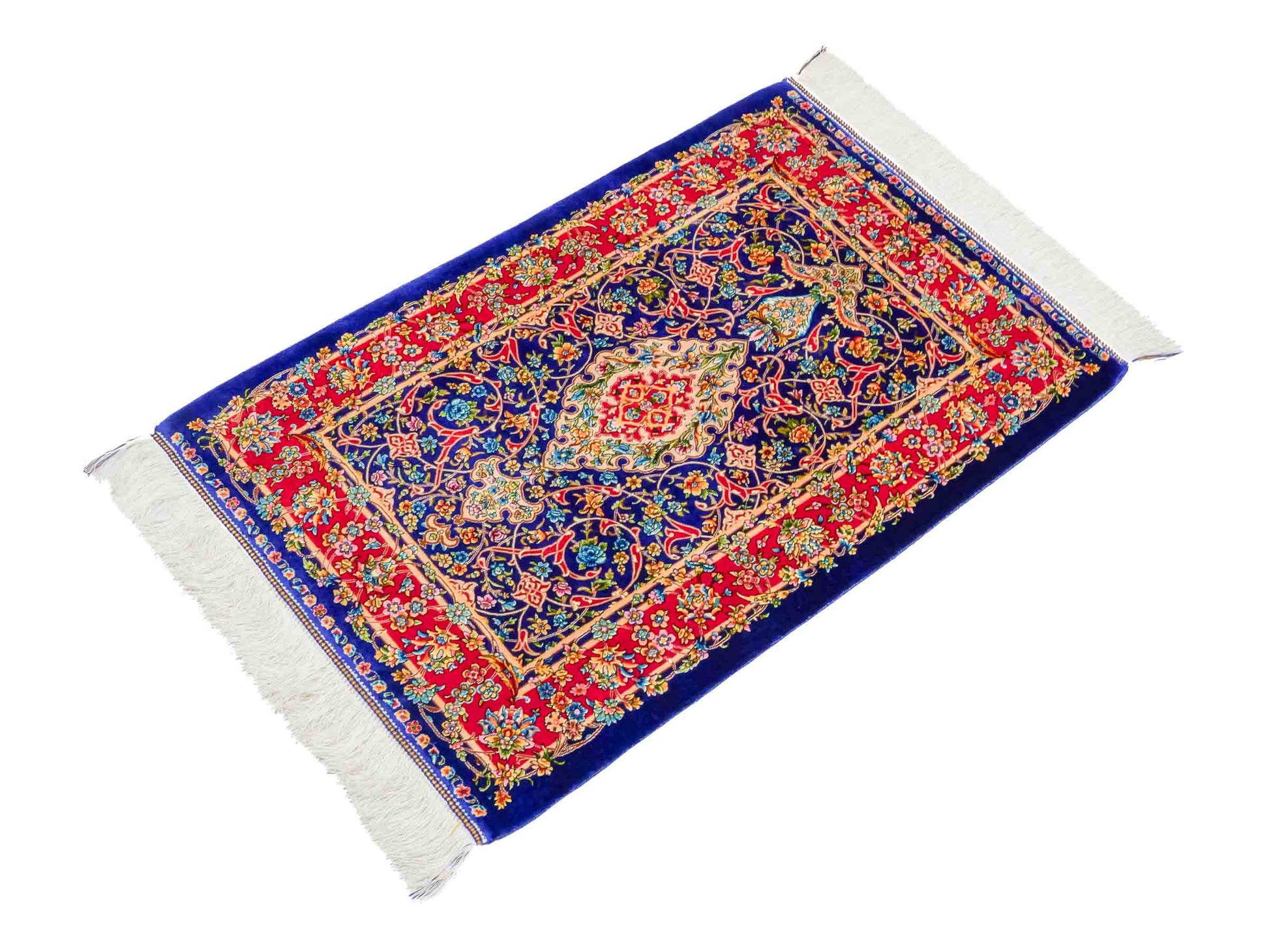 Ghom Maschinenteppich "Manijeh" 90 x 60 cm aus pflanzlicher Seide (Viskose) mit Medaillon, Dunkelblau, Rot. Teppichnummer: V55DB054H. Persian Luxury Collection by Khademi. Made in Iran / Persia – Vertrieb durch JUPITER Intl.
