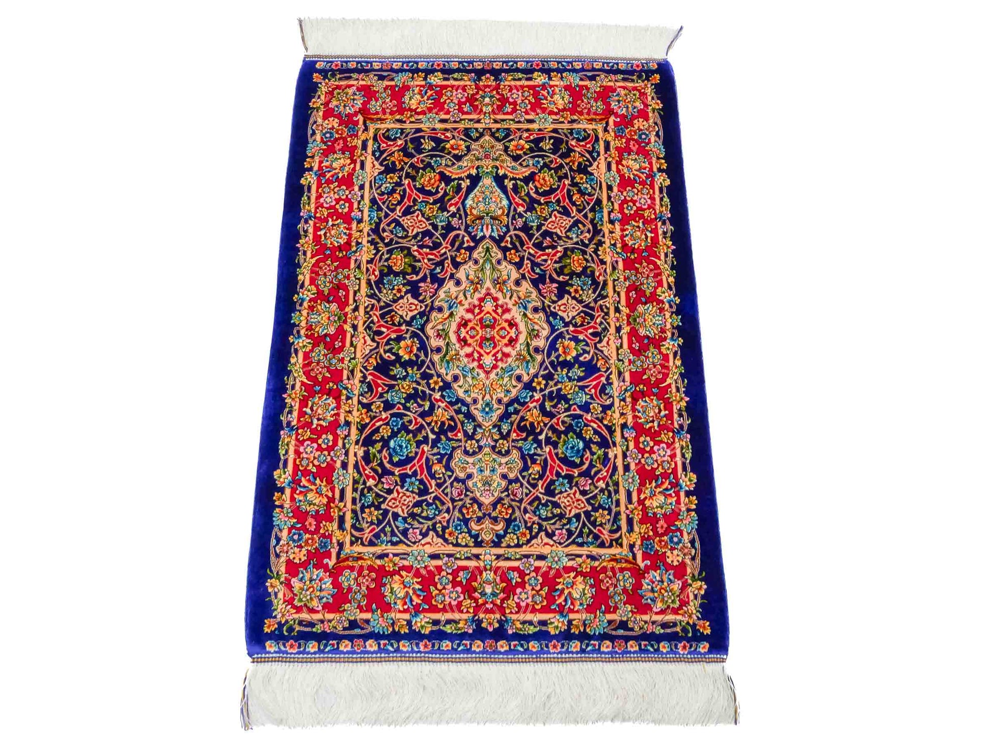 Ghom Maschinenteppich "Manijeh" 90 x 60 cm aus pflanzlicher Seide (Viskose) mit Medaillon, Dunkelblau, Rot. Teppichnummer: V55DB054H. Persian Luxury Collection by Khademi. Made in Iran / Persia – Vertrieb durch JUPITER Intl.