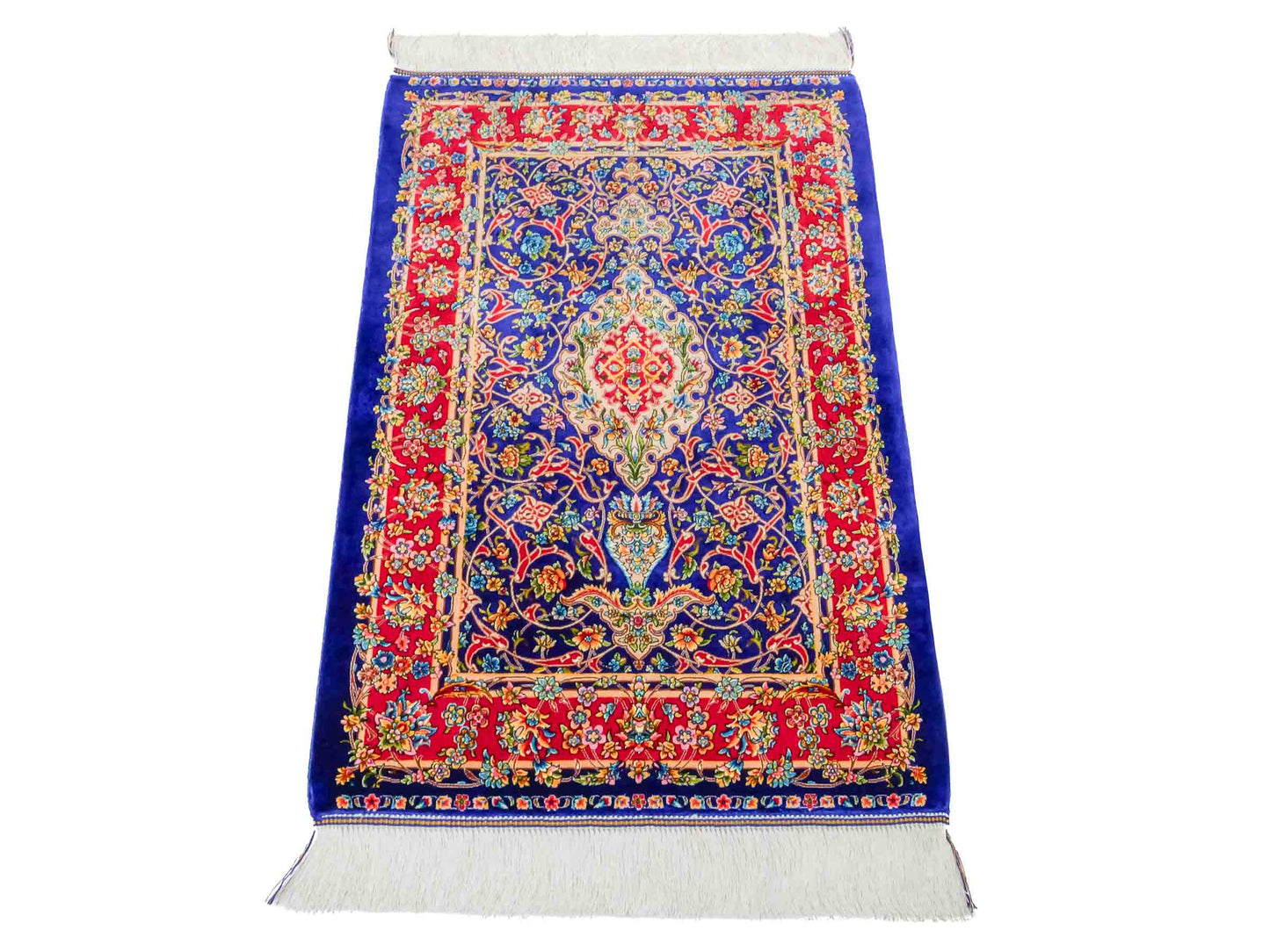 Ghom Maschinenteppich "Manijeh" 90 x 60 cm aus pflanzlicher Seide (Viskose) mit Medaillon, Dunkelblau, Rot. Teppichnummer: V55DB054H. Persian Luxury Collection by Khademi. Made in Iran / Persia – Vertrieb durch JUPITER Intl.