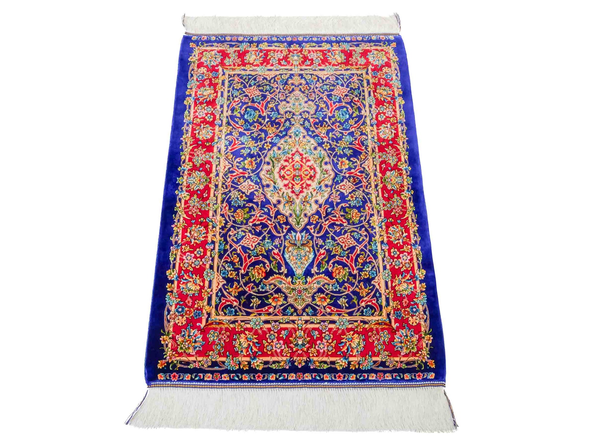 Ghom Maschinenteppich "Manijeh" 90 x 60 cm aus pflanzlicher Seide (Viskose) mit Medaillon, Dunkelblau, Rot. Teppichnummer: V55DB054H. Persian Luxury Collection by Khademi. Made in Iran / Persia – Vertrieb durch JUPITER Intl.
