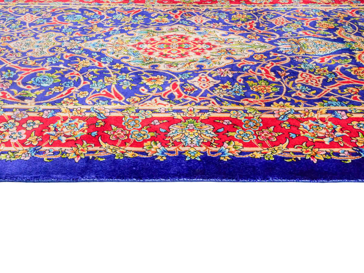 Ghom Maschinenteppich "Manijeh" 90 x 60 cm aus pflanzlicher Seide (Viskose) mit Medaillon, Dunkelblau, Rot. Teppichnummer: V55DB054H. Persian Luxury Collection by Khademi. Made in Iran / Persia – Vertrieb durch JUPITER Intl.
